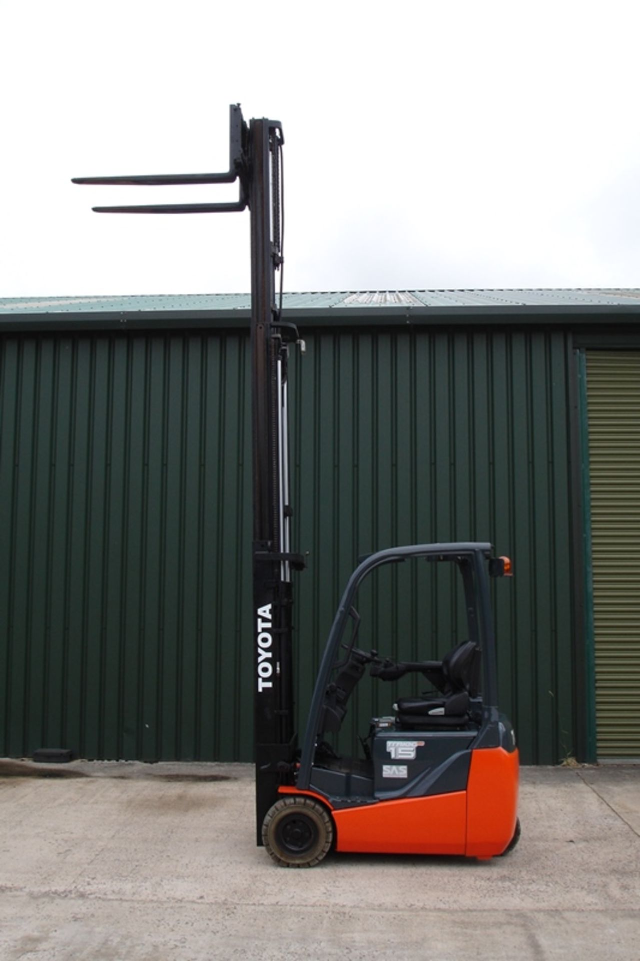 TOYOTA 1.5 TON ELECTRIC FORKLIFT - Image 6 of 6