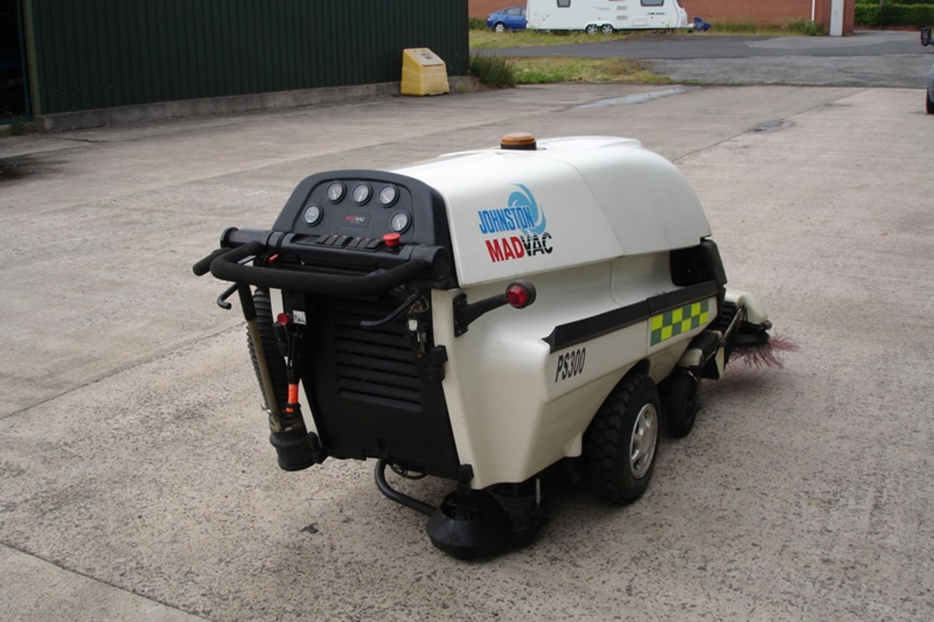 JOHNSON MADVAC DIESEL PEDESTRIAN SWEEPER - Image 2 of 5