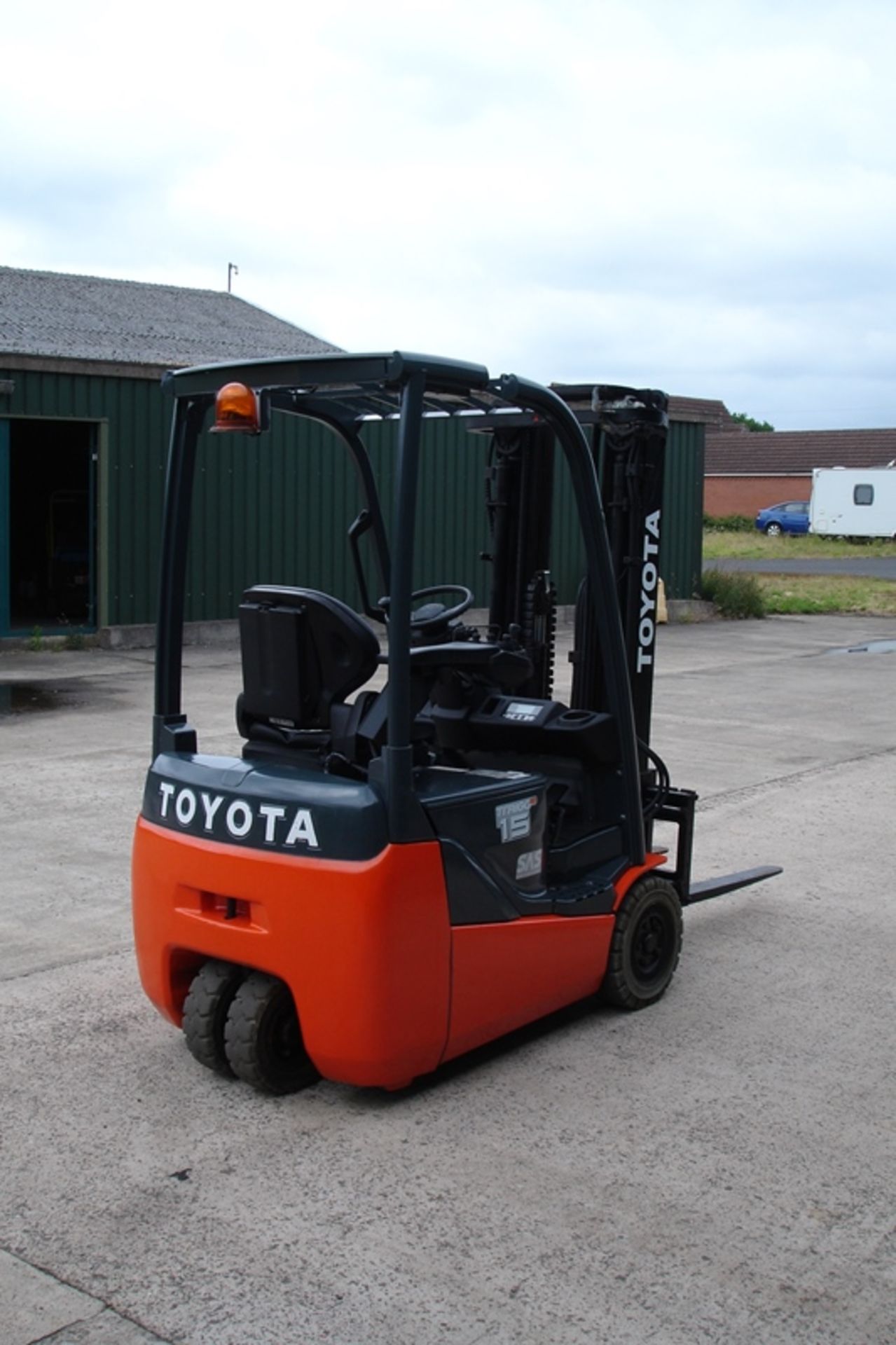 TOYOTA 1.5 TON ELECTRIC FORKLIFT - Image 3 of 6