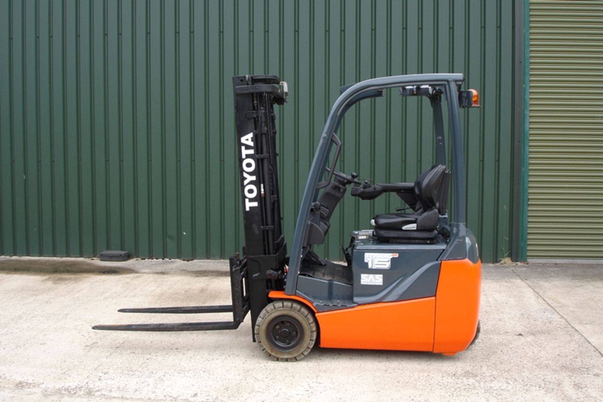 TOYOTA 1.5 TON ELECTRIC FORKLIFT