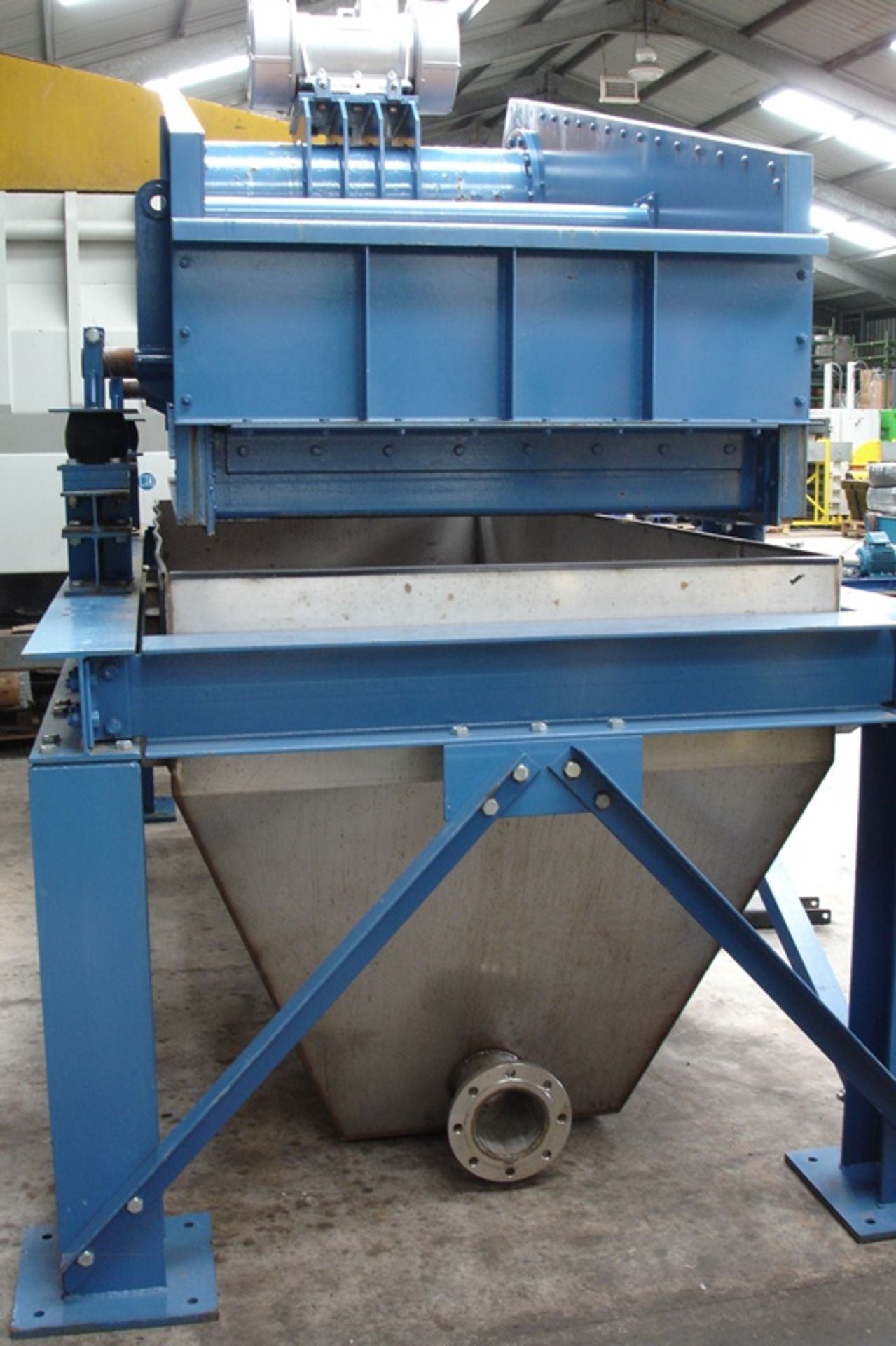 Large Vibratory Shaker Screen - Image 4 of 6