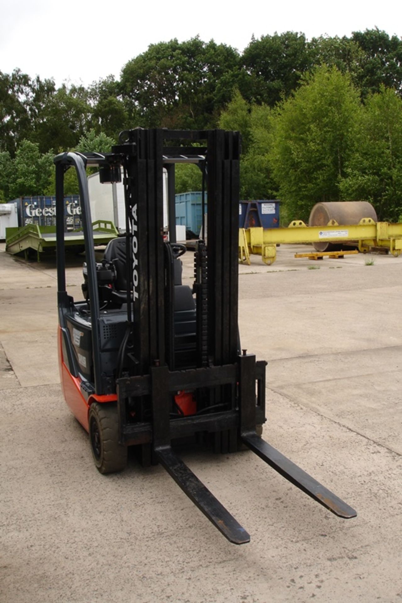 TOYOTA 1.5 TON ELECTRIC FORKLIFT - Image 4 of 6