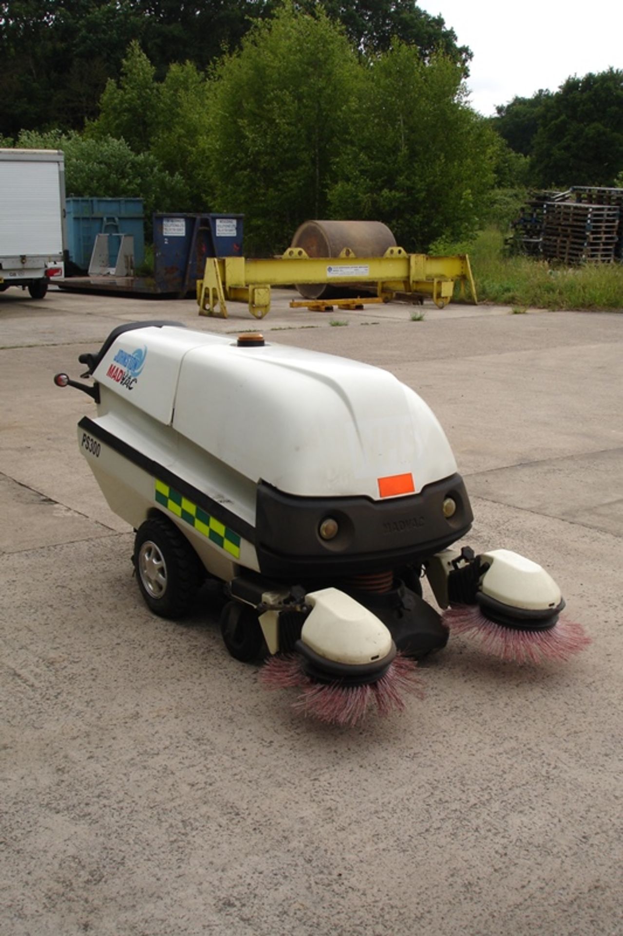 JOHNSON MADVAC DIESEL PEDESTRIAN SWEEPER - Image 3 of 5