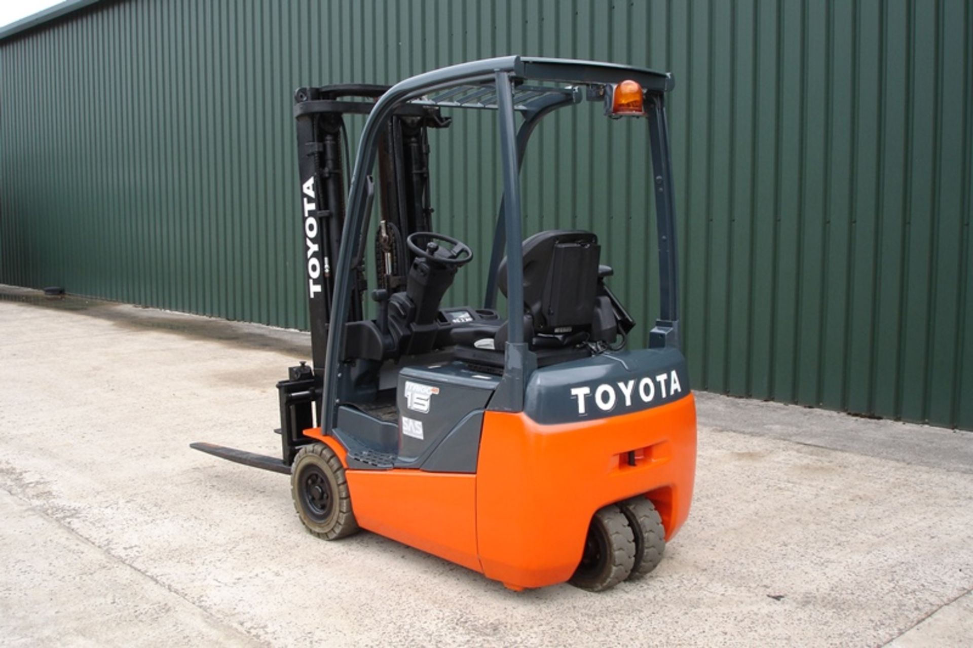 TOYOTA 1.5 TON ELECTRIC FORKLIFT - Image 2 of 6