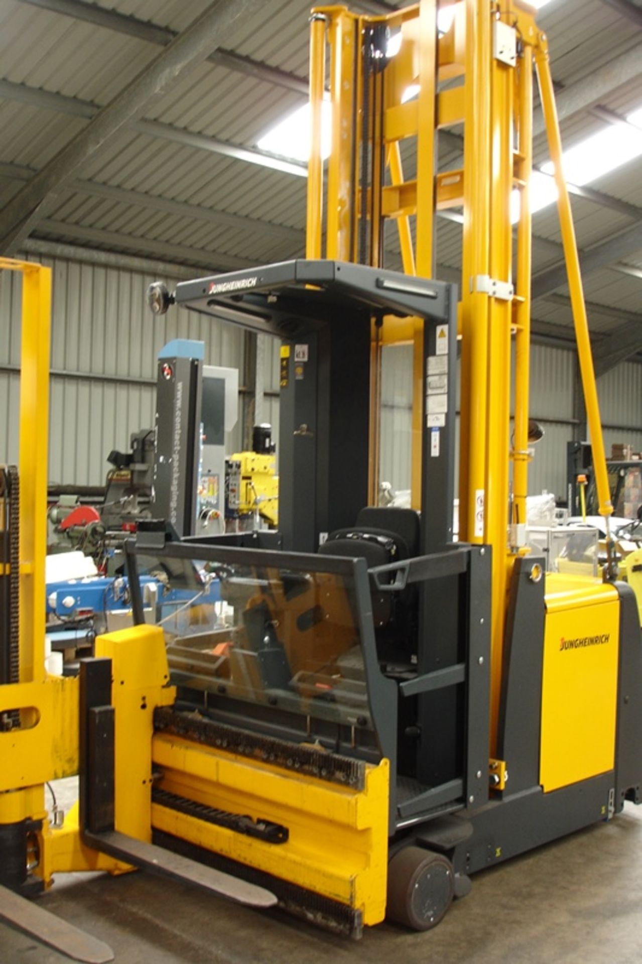 JUNGHEINRICH NARROW AISLE FORKLIFT. ( 2015 ) - Image 3 of 13