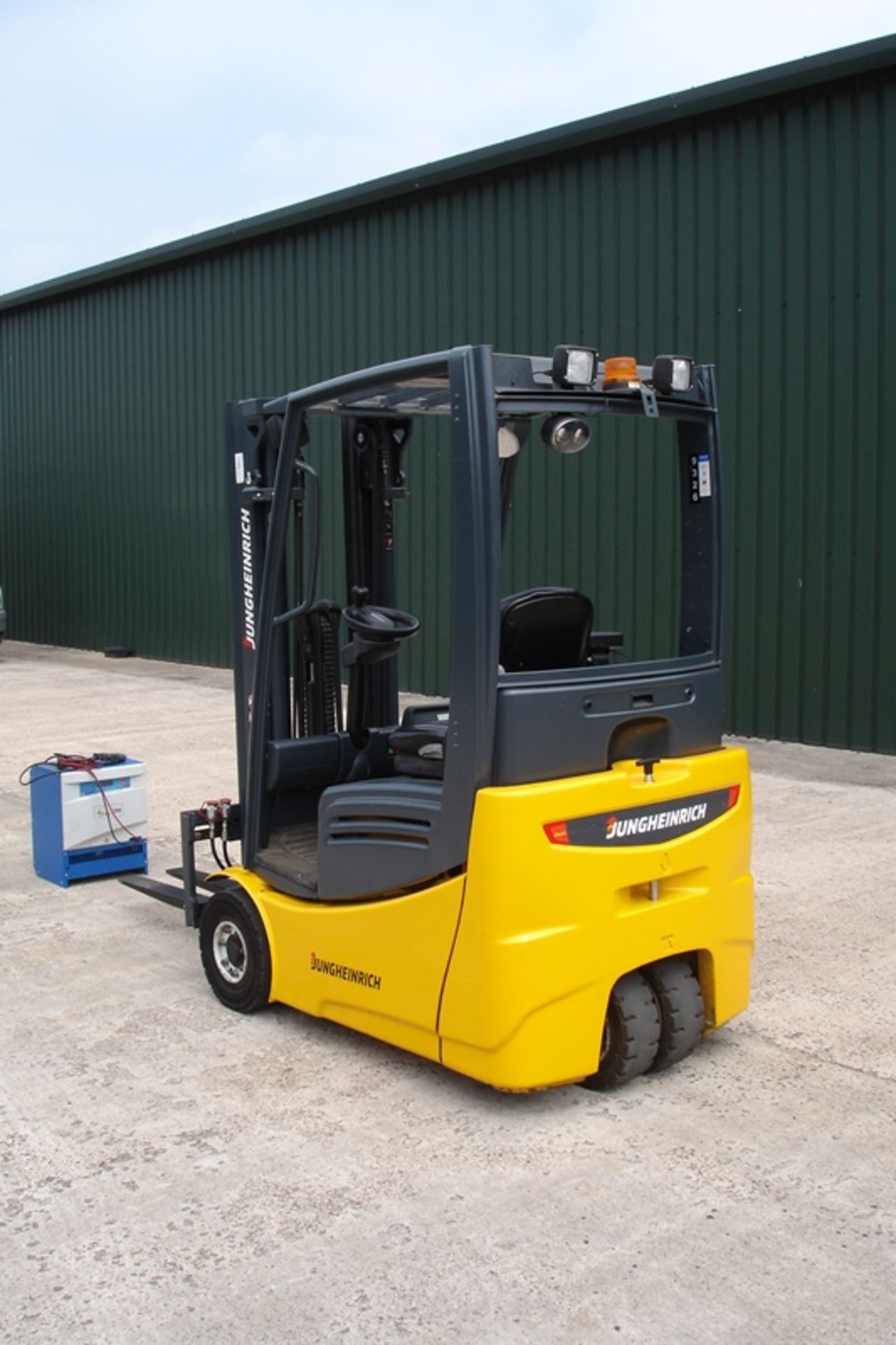 Jungheinrich 1.5 ton electric Forklift. ( 2015 ) - Image 2 of 8