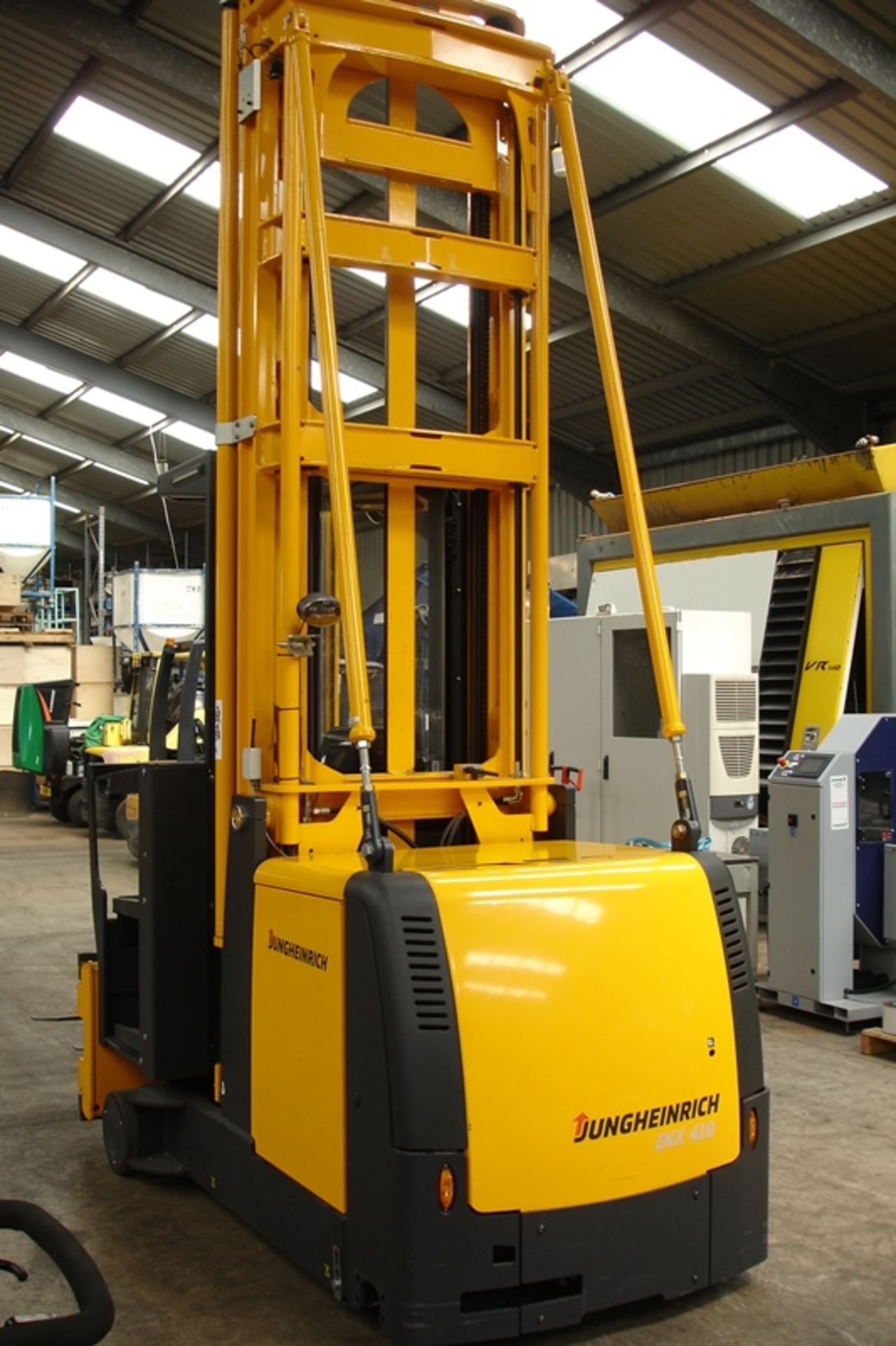 JUNGHEINRICH NARROW AISLE FORKLIFT. ( 2015 ) - Image 10 of 13