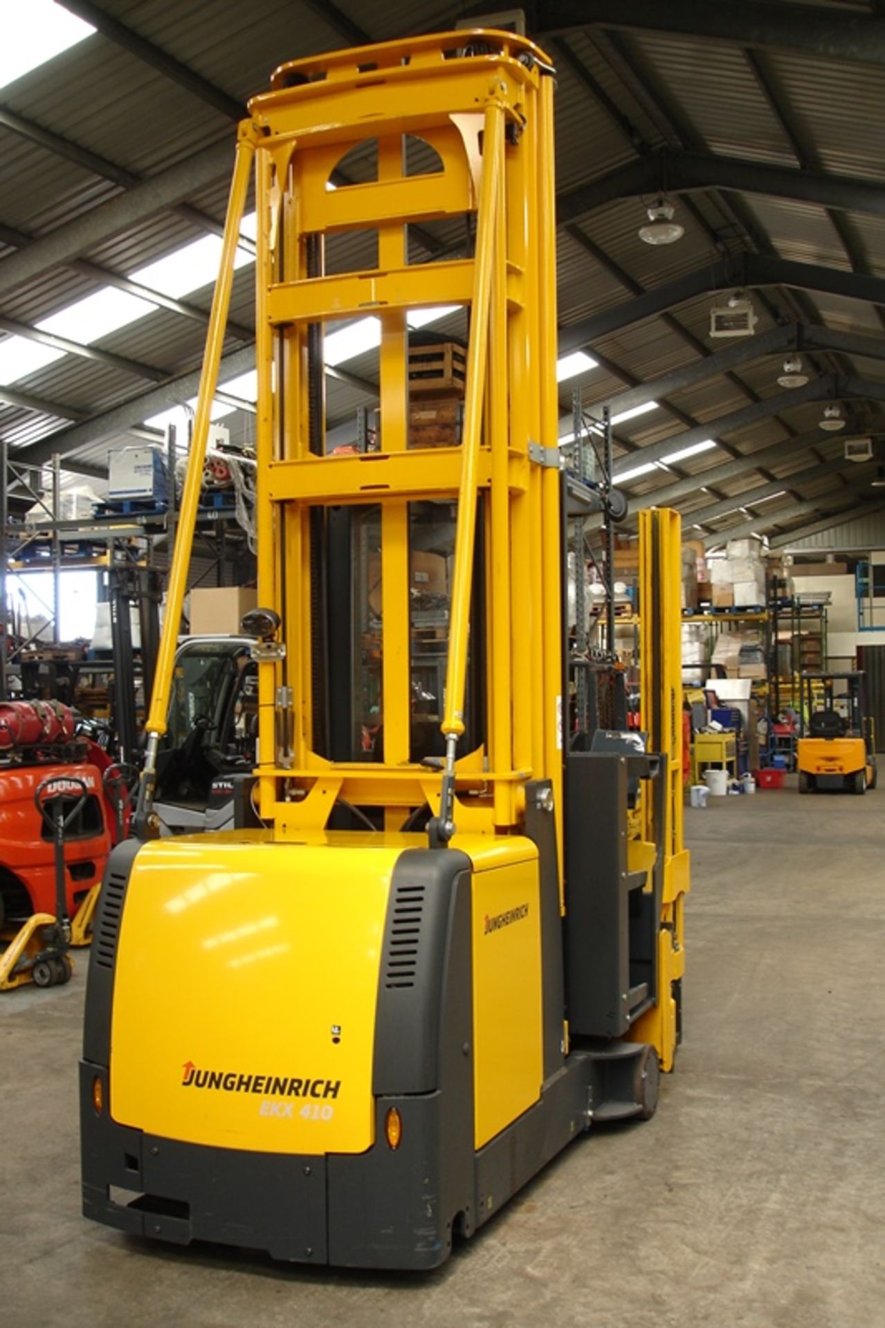 JUNGHEINRICH NARROW AISLE FORKLIFT. ( 2015 ) - Image 9 of 13