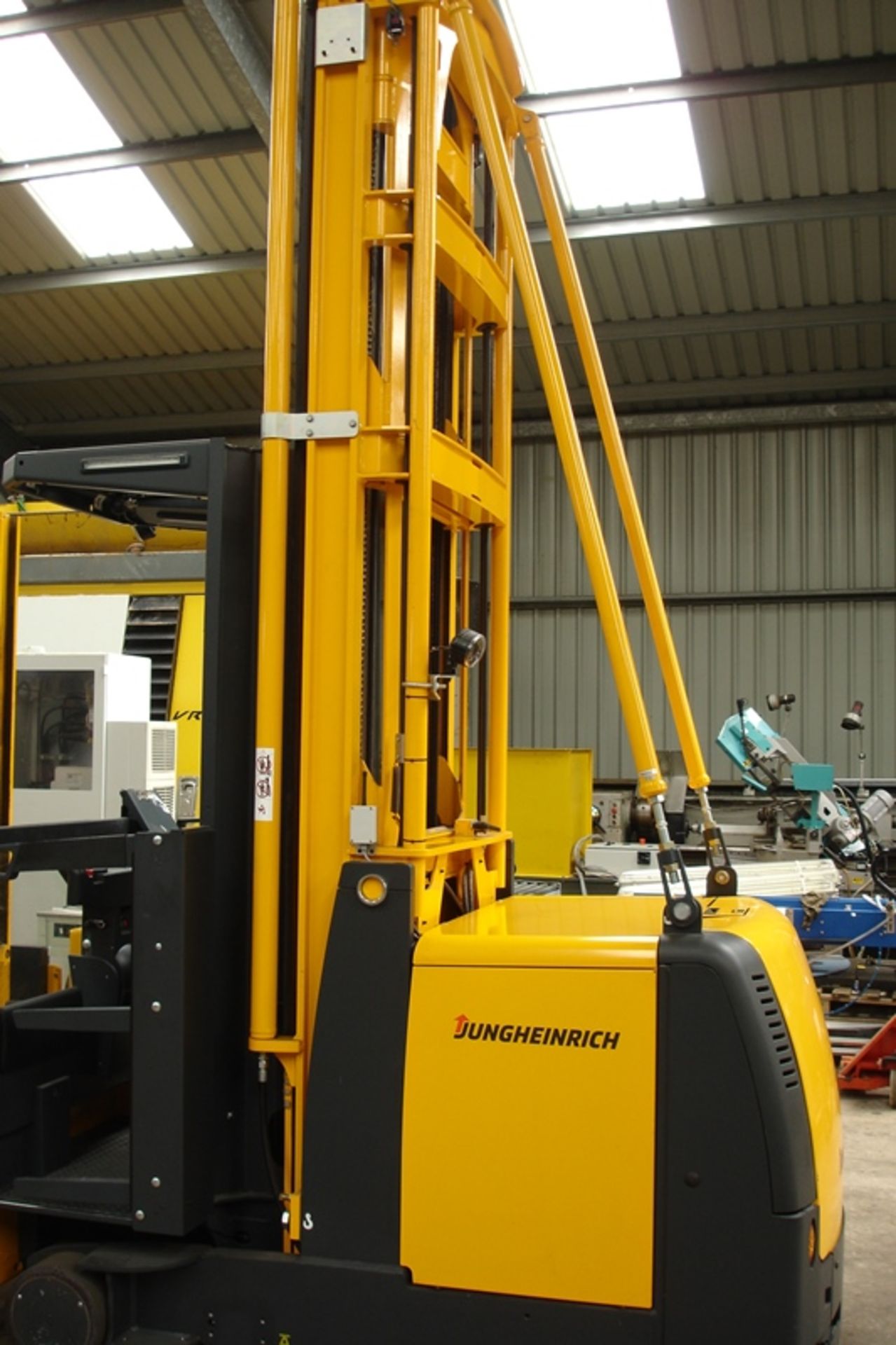 JUNGHEINRICH NARROW AISLE FORKLIFT. ( 2015 ) - Image 2 of 13