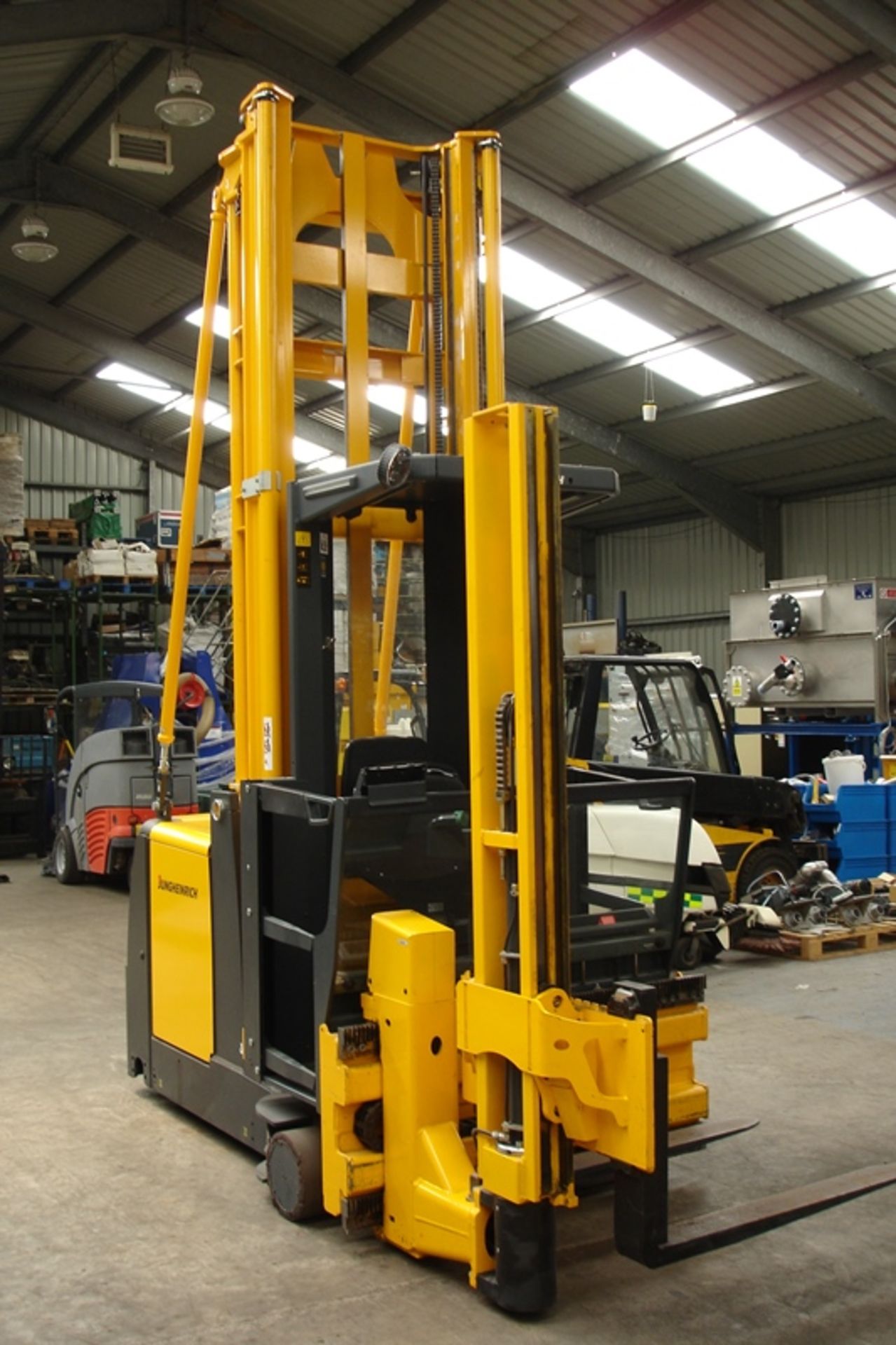 JUNGHEINRICH NARROW AISLE FORKLIFT. ( 2015 ) - Image 7 of 13