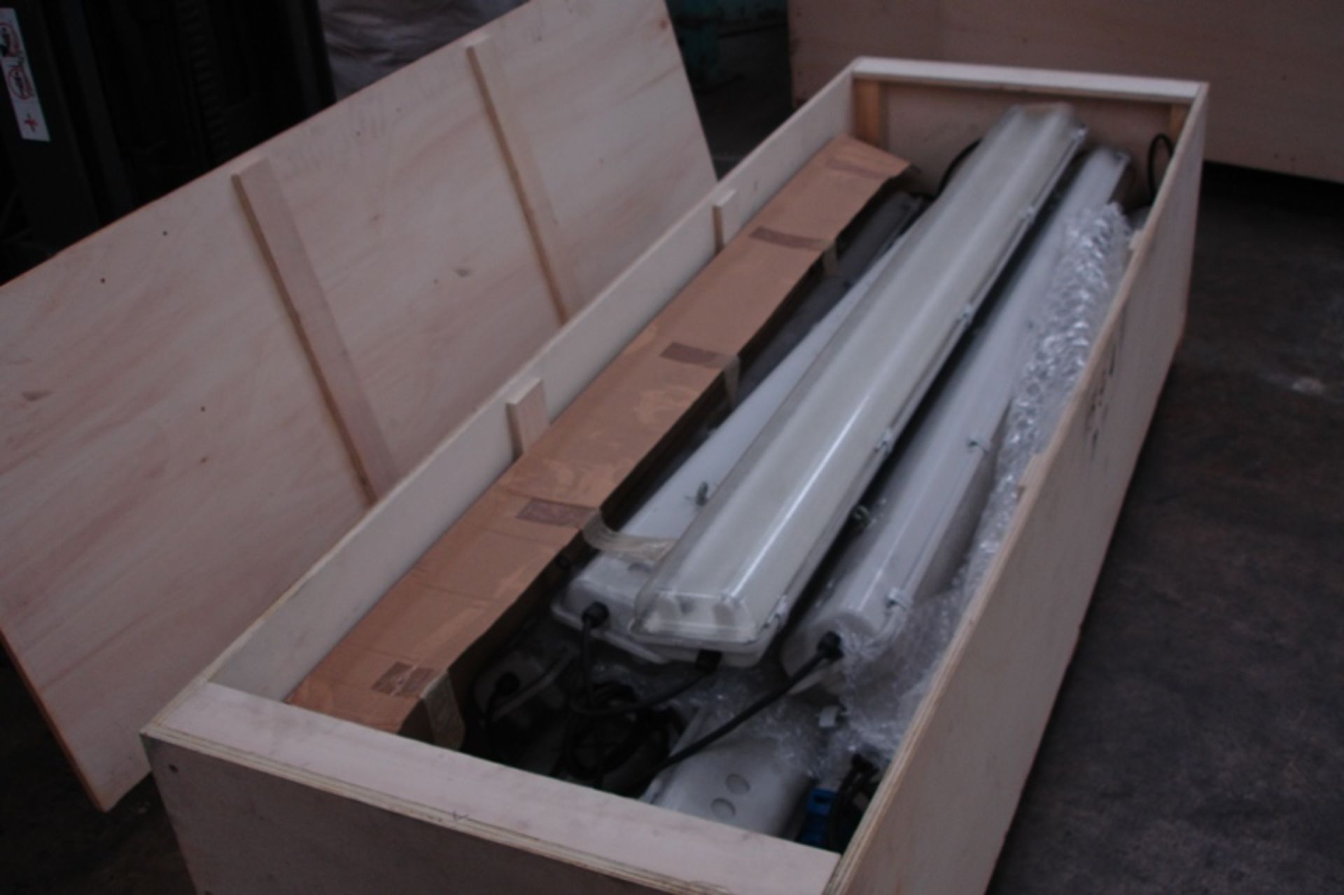 Crate of 10 Fluorescent Lights (with joining cables)