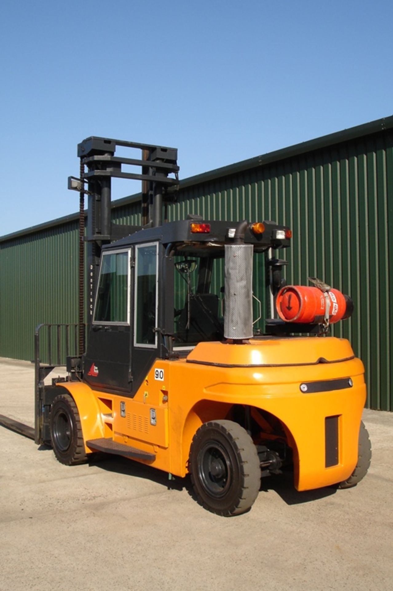 DAN TRUCK 9 TON FORKLIFT - Image 2 of 7