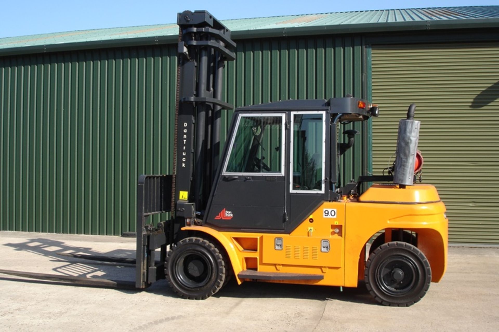 DAN TRUCK 9 TON FORKLIFT