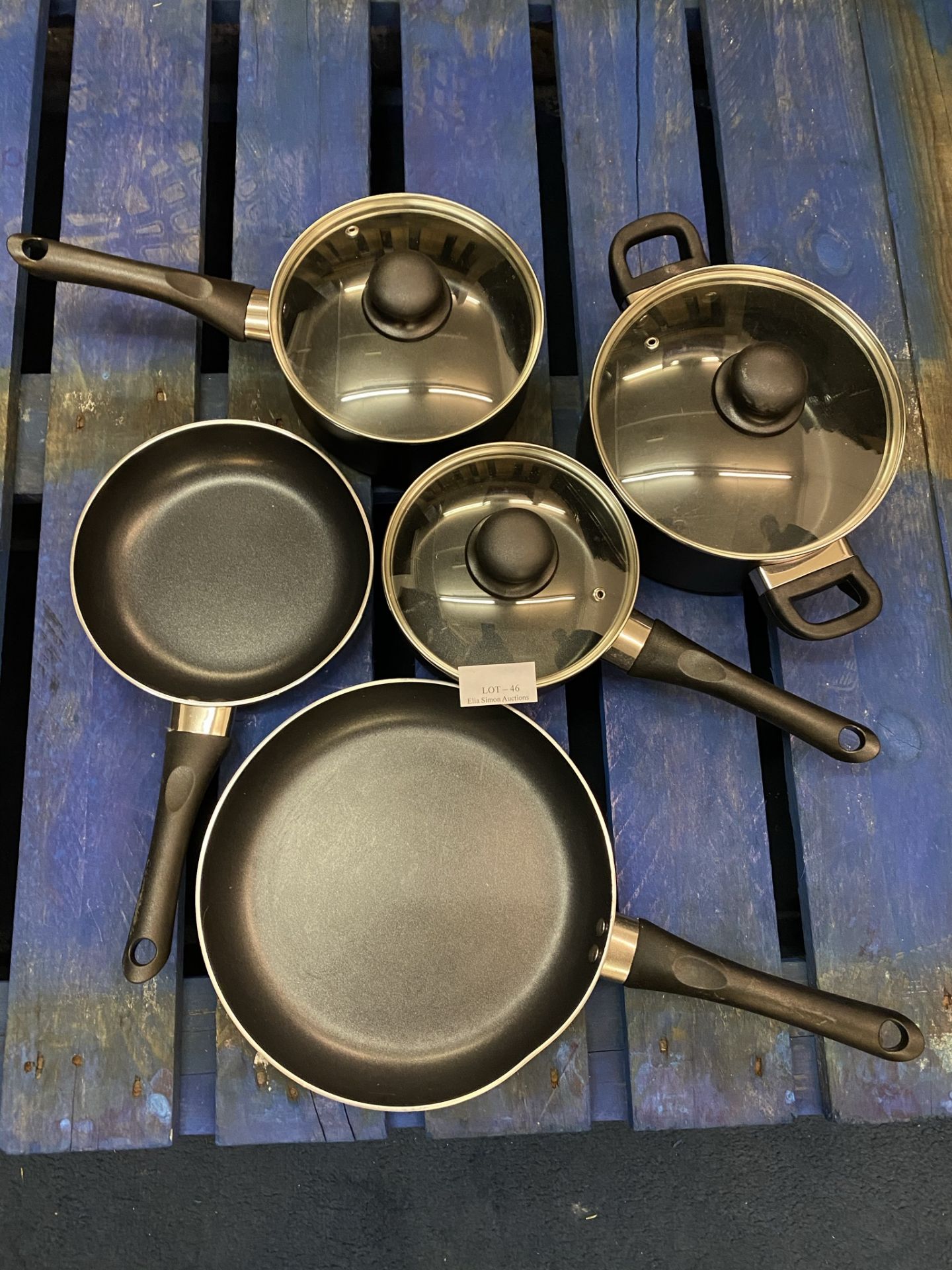 SELECTION OF NON-STICK PANS AND COOKING POTS