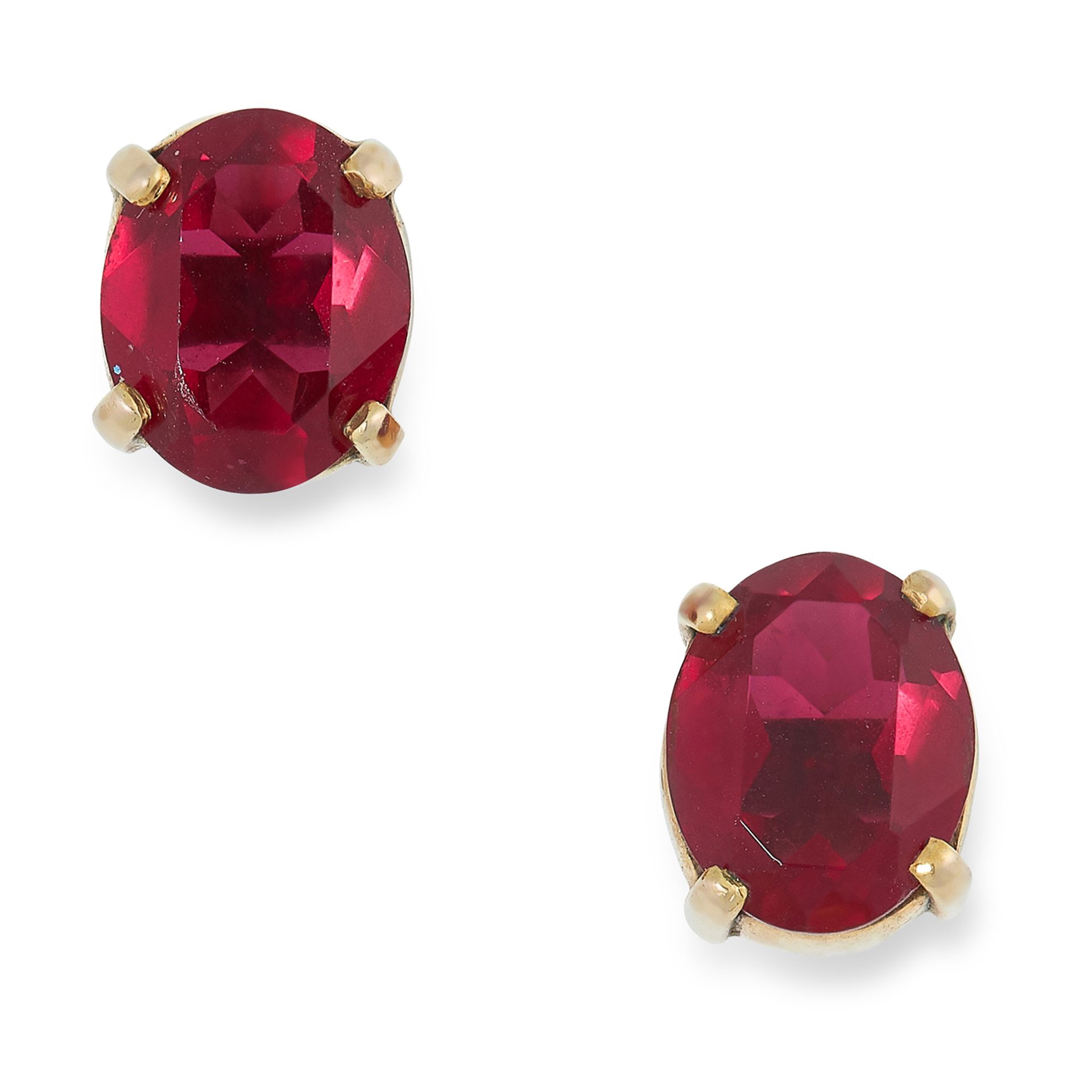 RED CRYSTAL STUD EARRINGS set with an oval faceted red crystal, 0.9cm, 3.5g.