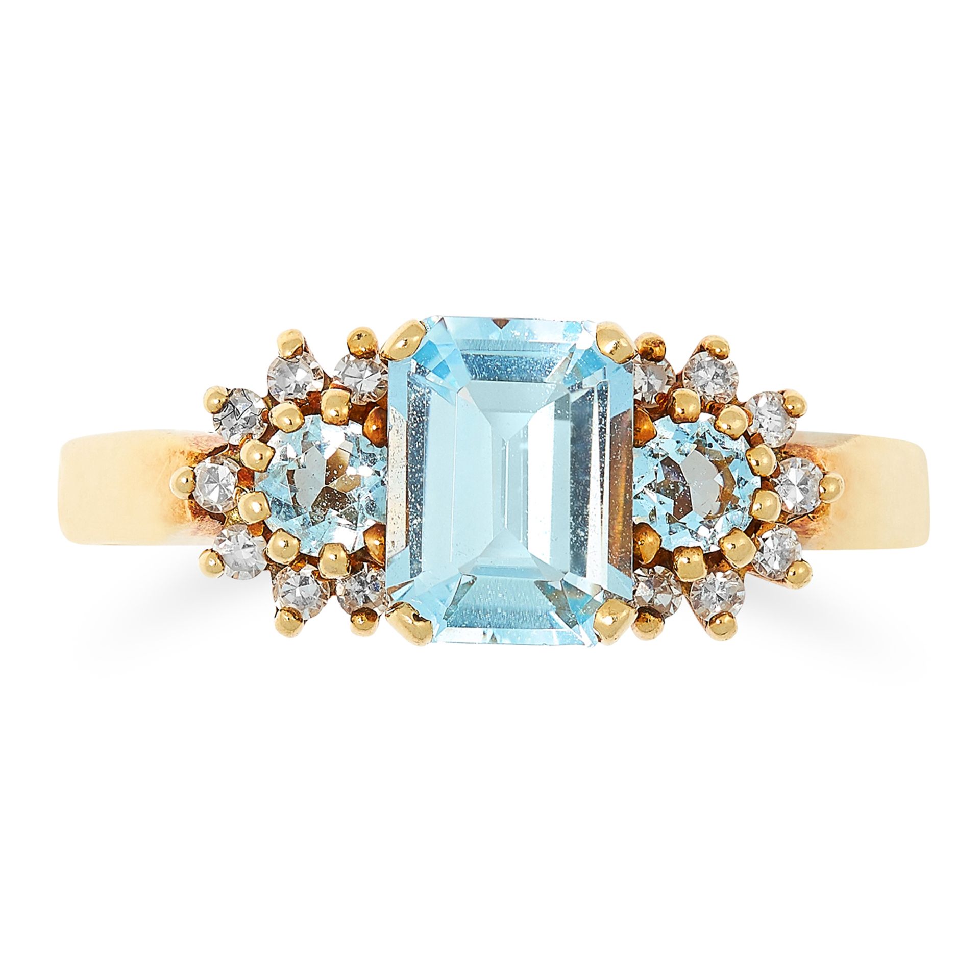 AQUAMARINE AND DIAMOND DRESS RING set with an emerald cut aquamarine between two round cut - Bild 2 aus 2