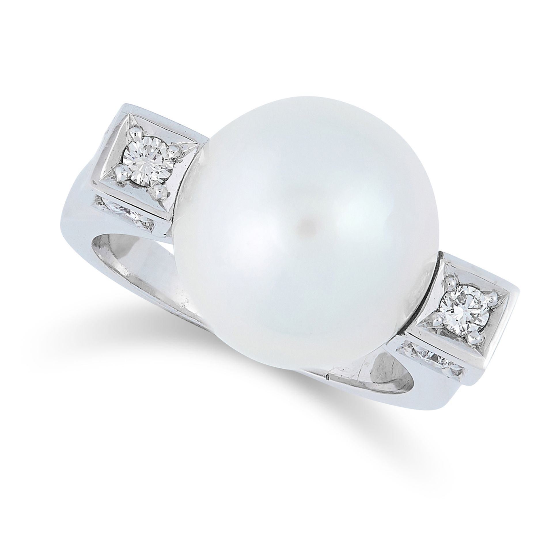 A PEARL AND DIAMOND RING set with a large pearl between round cut diamonds, size J / 5, 9.5g. - Bild 2 aus 2