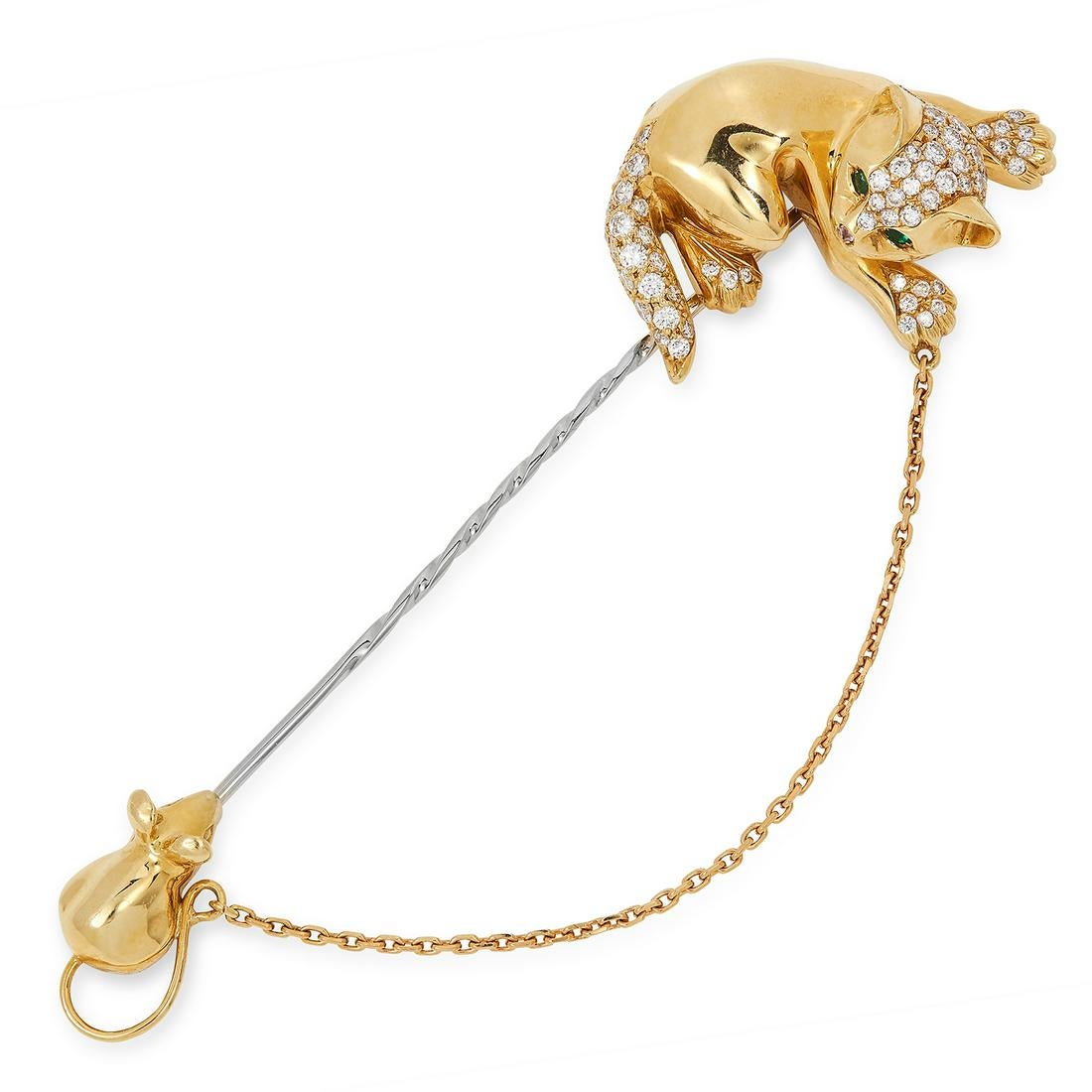 A DIAMOND AND EMERALD CAT AND MOUSE PIN / BROOCH, DAVID MORRIS in 18ct yellow gold, the pin