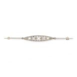 AN ANTIQUE PEARL AND DIAMOND BAR BROOCH, EARLY 20TH CENTURY in yellow gold, the plain bar set with