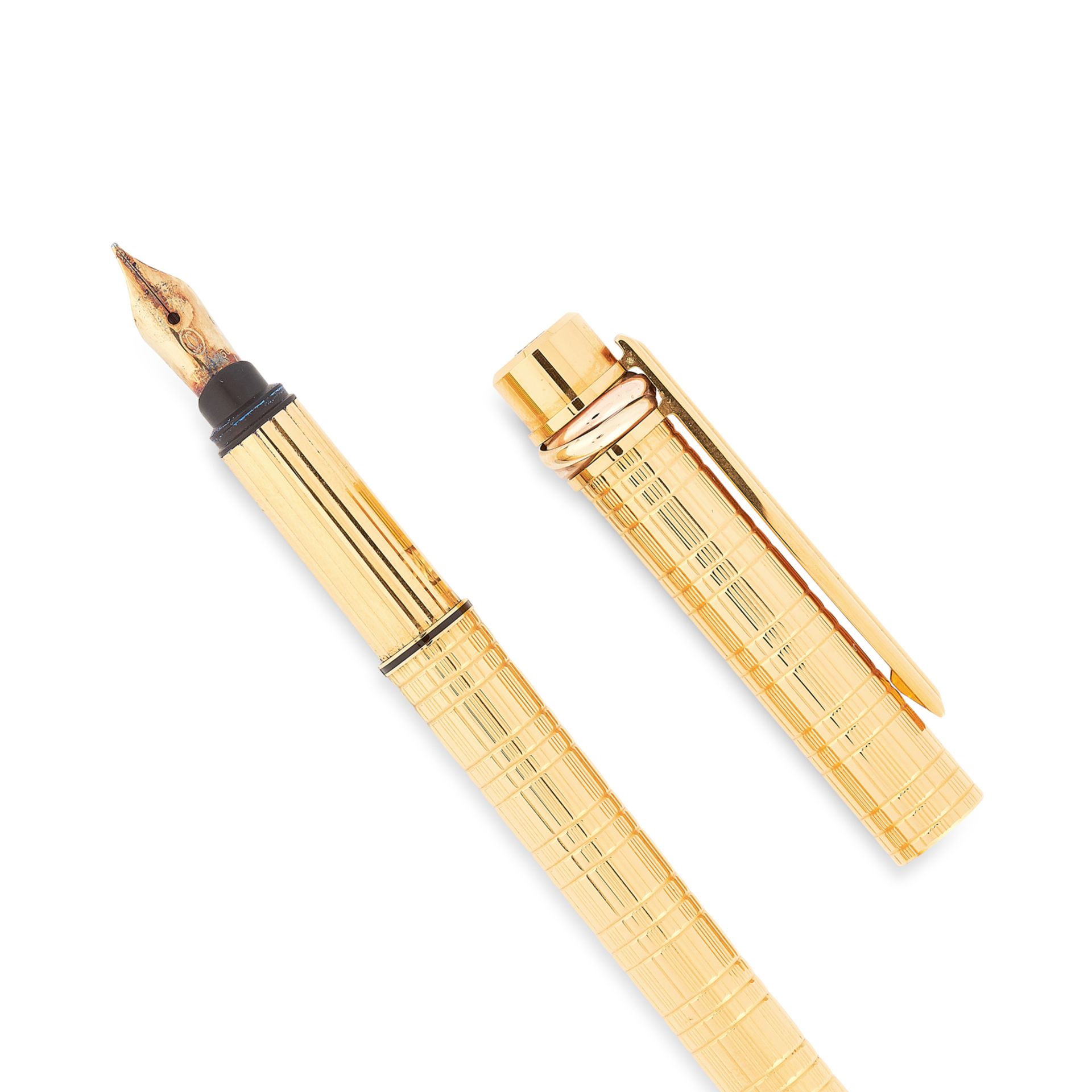 A TRINITY FOUNTAIN PEN, CARTIER in gold plate, in textured gold design, signed Cartier, 13.5cm / 5. - Bild 2 aus 3