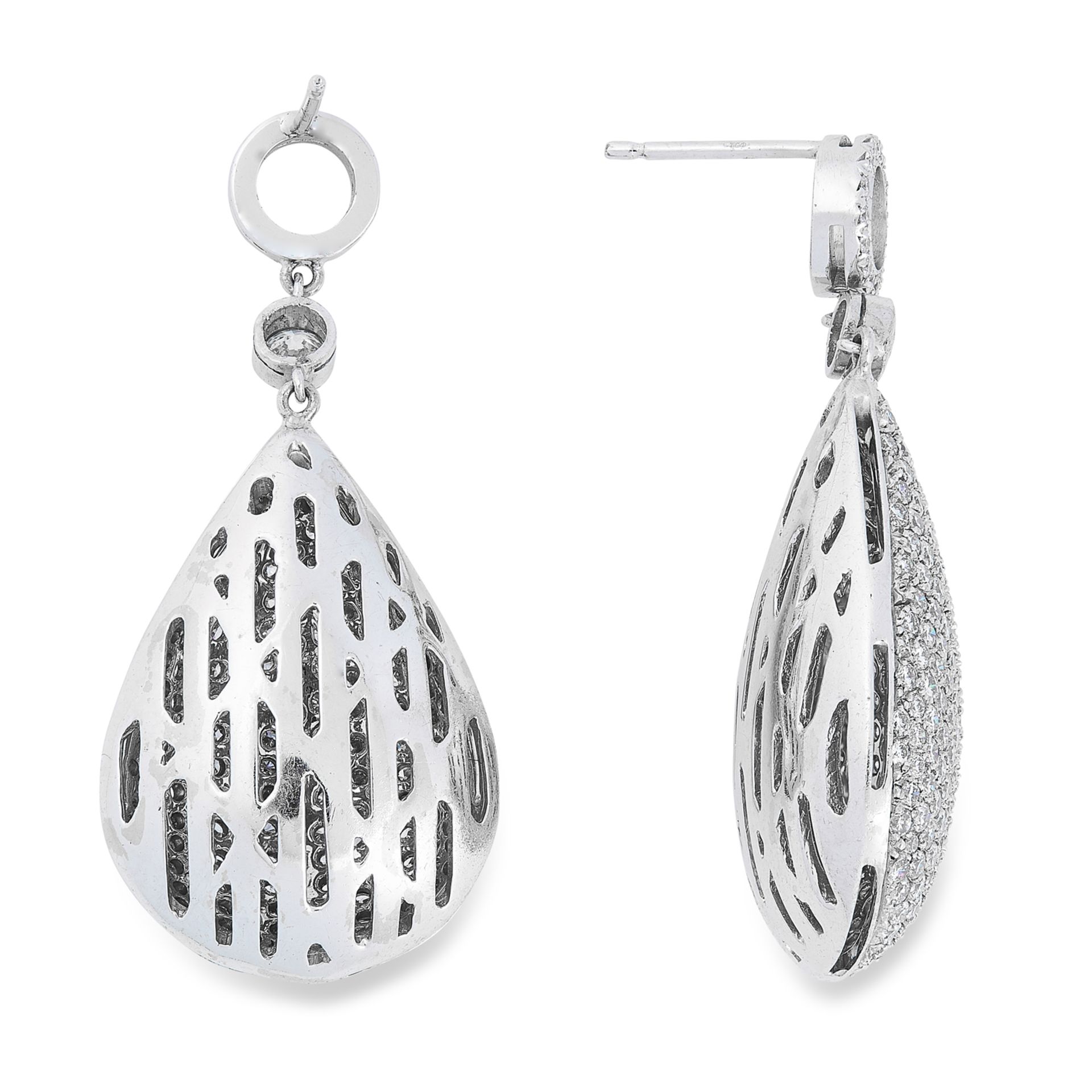 A DIAMOND PENDANT AND EARRINGS SUITE comprising a pair of earrings, pendant and chain, in teardrop - Bild 4 aus 4