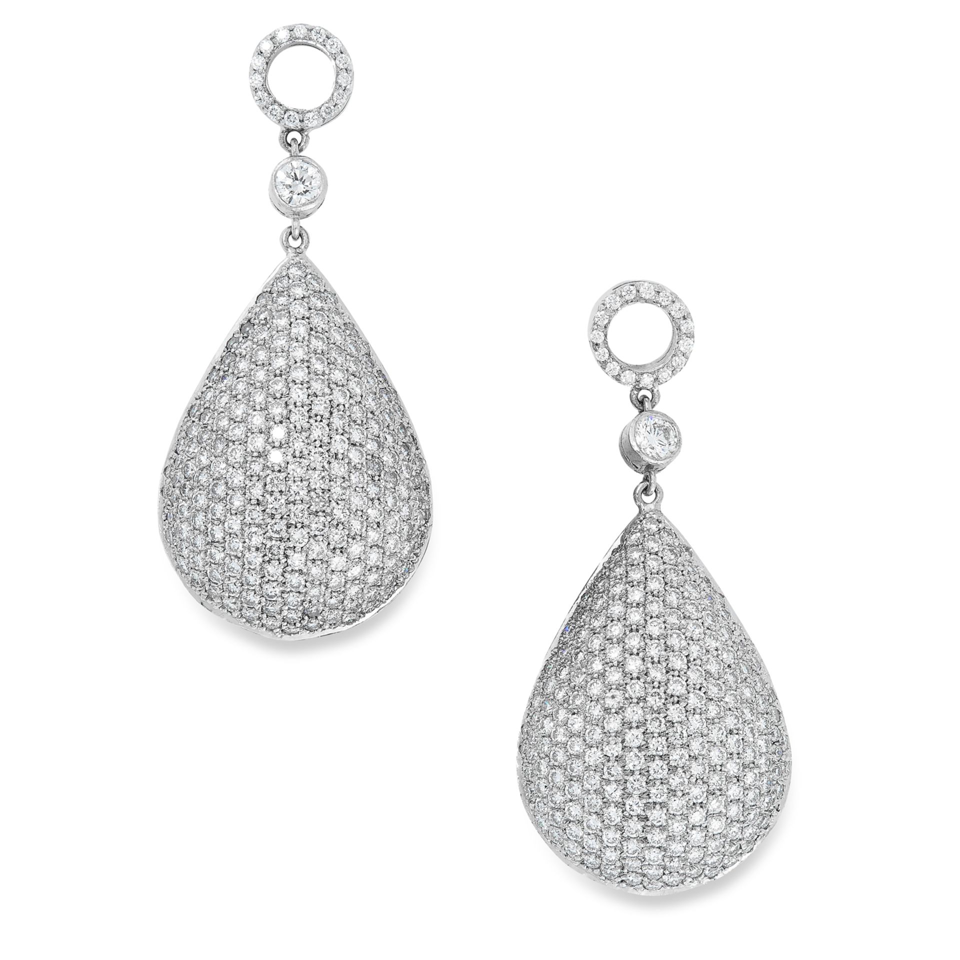 A DIAMOND PENDANT AND EARRINGS SUITE comprising a pair of earrings, pendant and chain, in teardrop - Bild 3 aus 4