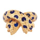 A VINTAGE ENAMEL LEOPARDS PAW RING, KUTCHINSKY 1969 in 18ct yellow gold, in the form of two leopards