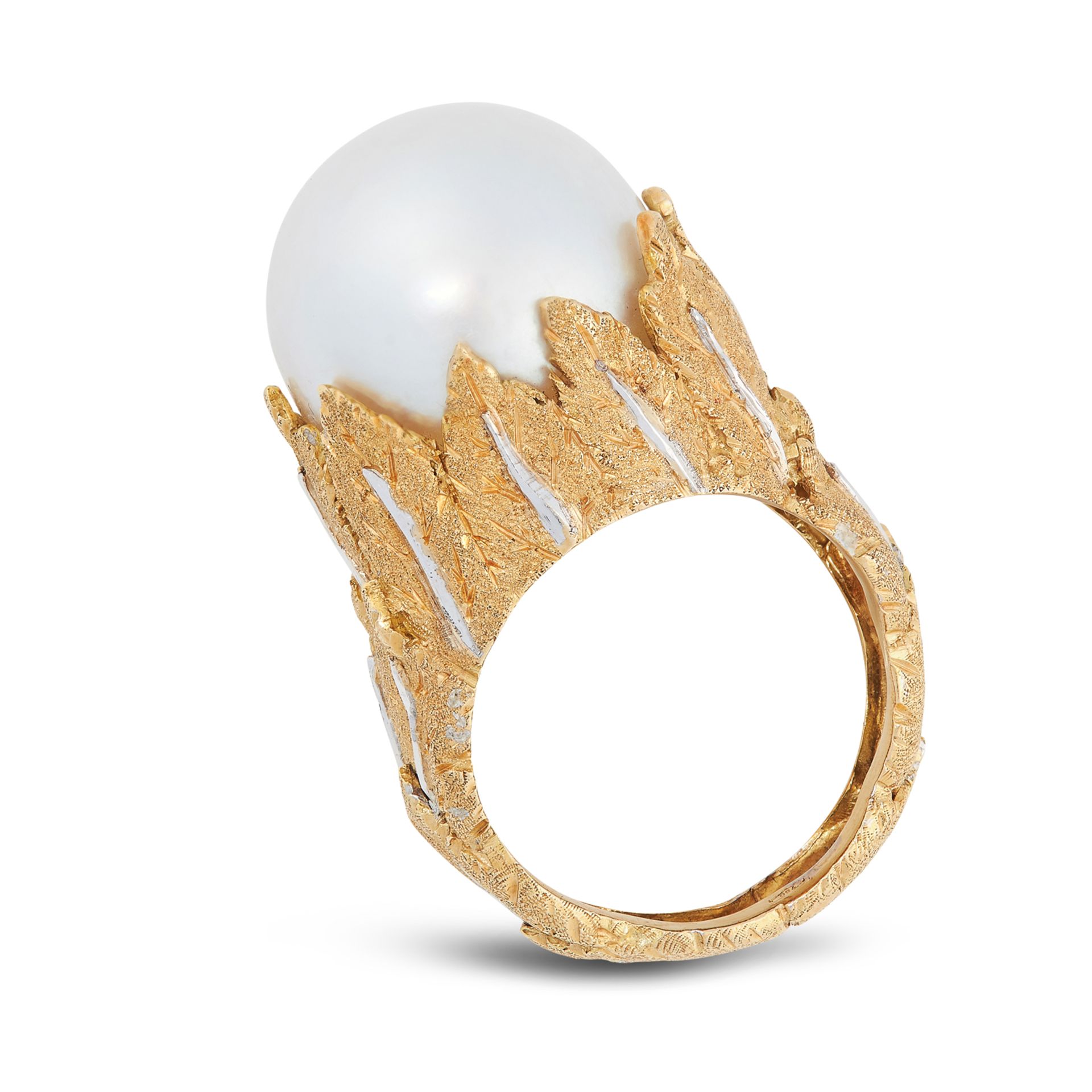 A VINTAGE PEARL DRESS RING, BUCCELLATI in 18ct yellow gold, set with a cultured pearl of 16.0mm, - Bild 2 aus 2