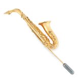 A SAXOPHONE PIN BROOCH in 9ct yellow gold, in the