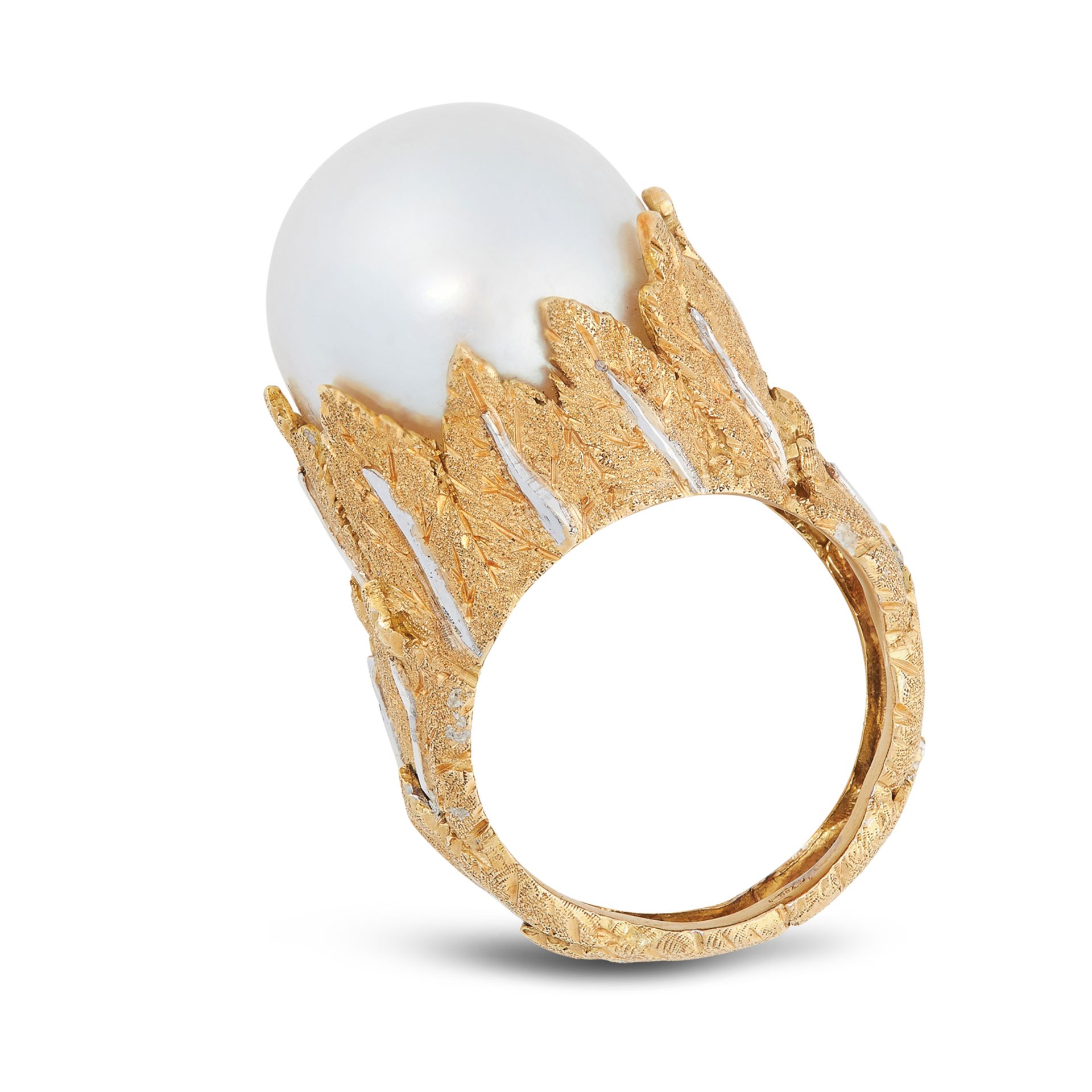 A PEARL DRESS RING, BUCCELLATI set with a central south sea pearl of 16.0mm, in an ornate setting - Bild 2 aus 2