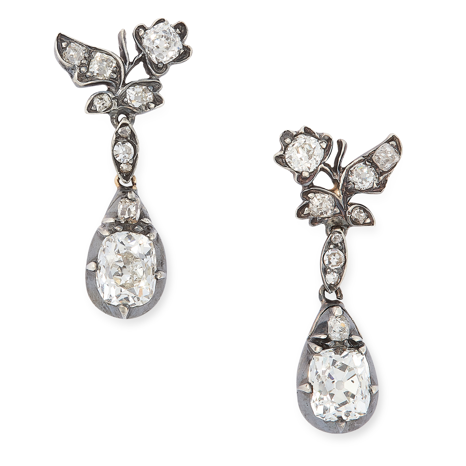 A PAIR OF ANTIQUE DIAMOND DROP EARRINGS, 19TH CENTURY in yellow gold and silver, set with