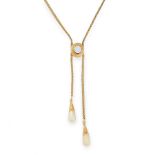 AN OPAL AND CARNELIAN LAVALIER NECKLACE in 18ct yellow gold, the woven chain punctuated by a