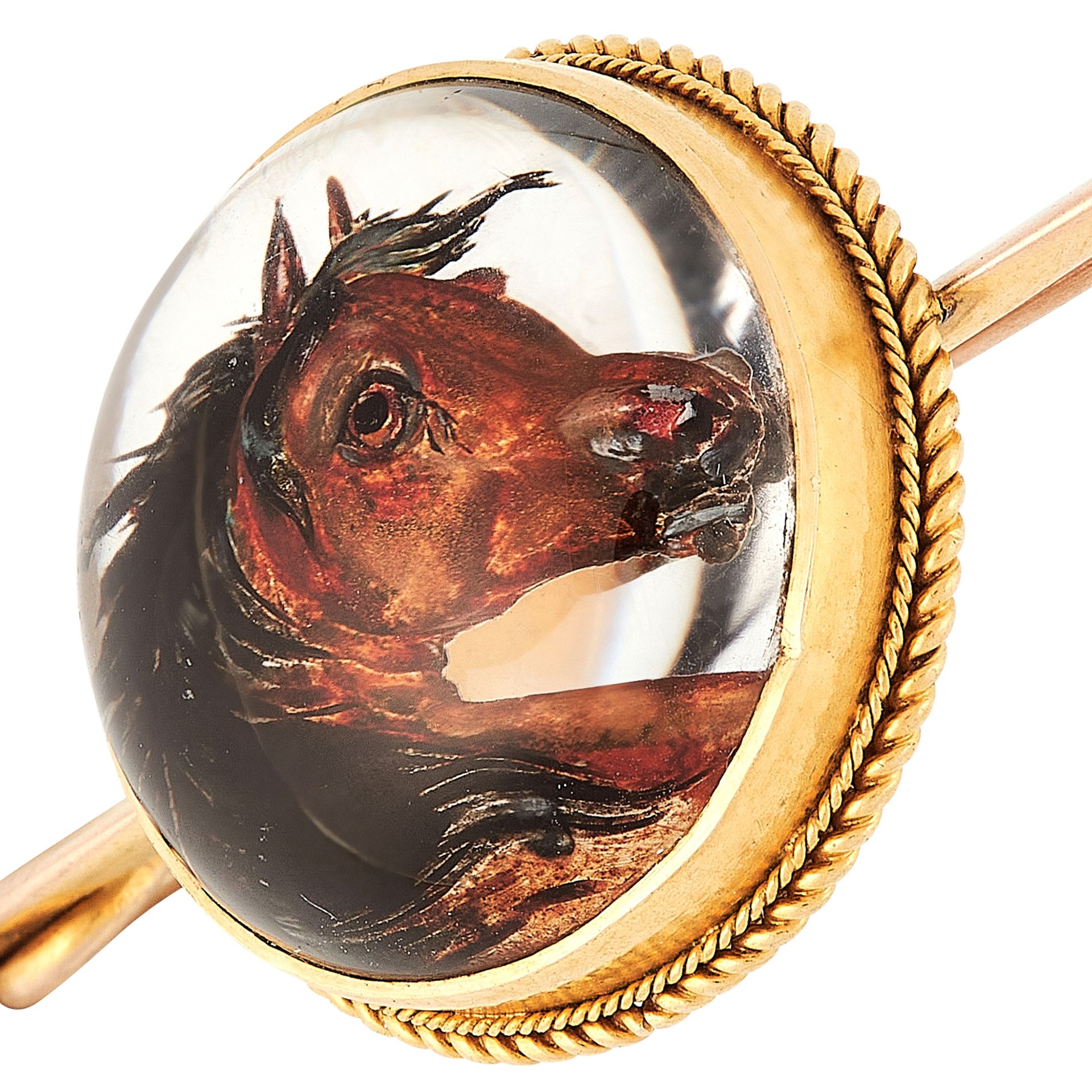 AN ANTIQUE REVERSE CARVED INTAGLIO HORSE BROOCH in yellow gold, set with a central Essex crystal - Bild 2 aus 2