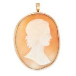 AN ANTIQUE CAMEO BROOCH / PENDANT in yellow gold, set with a large oval carved shell cameo depicting