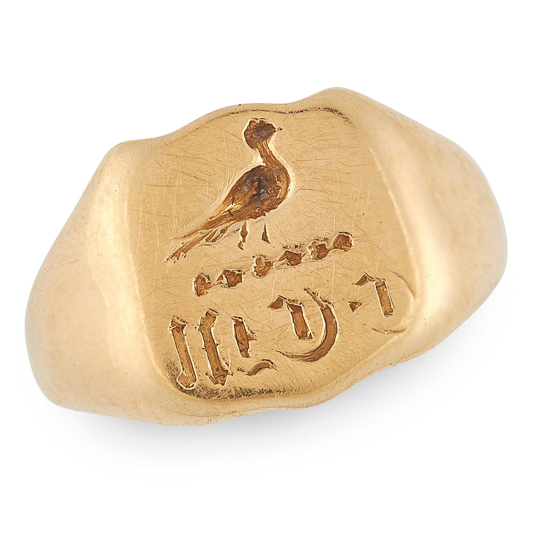 AN ANTIQUE INTAGLIO SIGNET RING in 18ct yellow gold, the shield shaped face with engraved initials