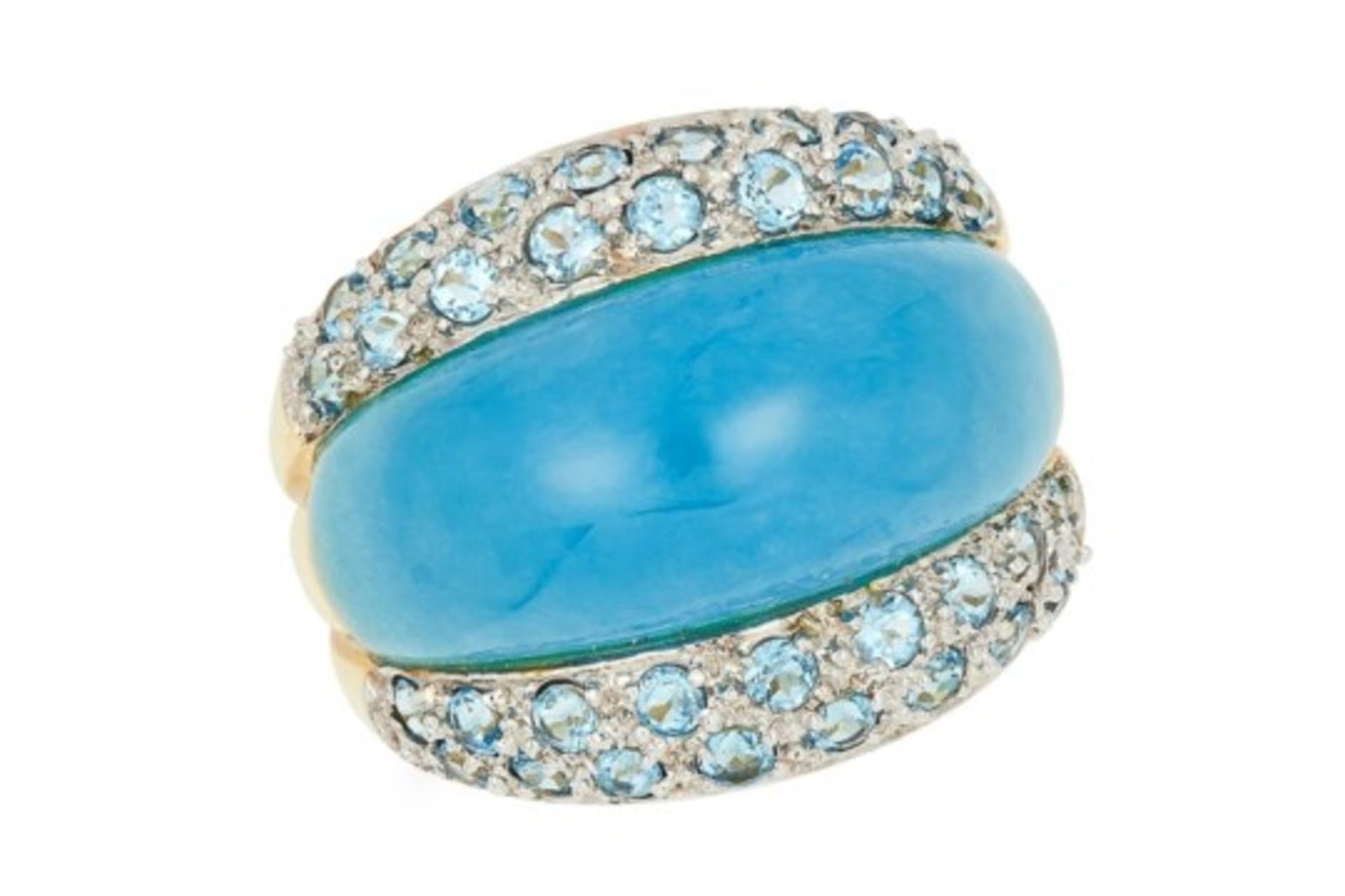 A BLUE HARDSTONE BOMBE RING, set with a blue hard stone and round cut blue stones, size M / 6, 7.1g.