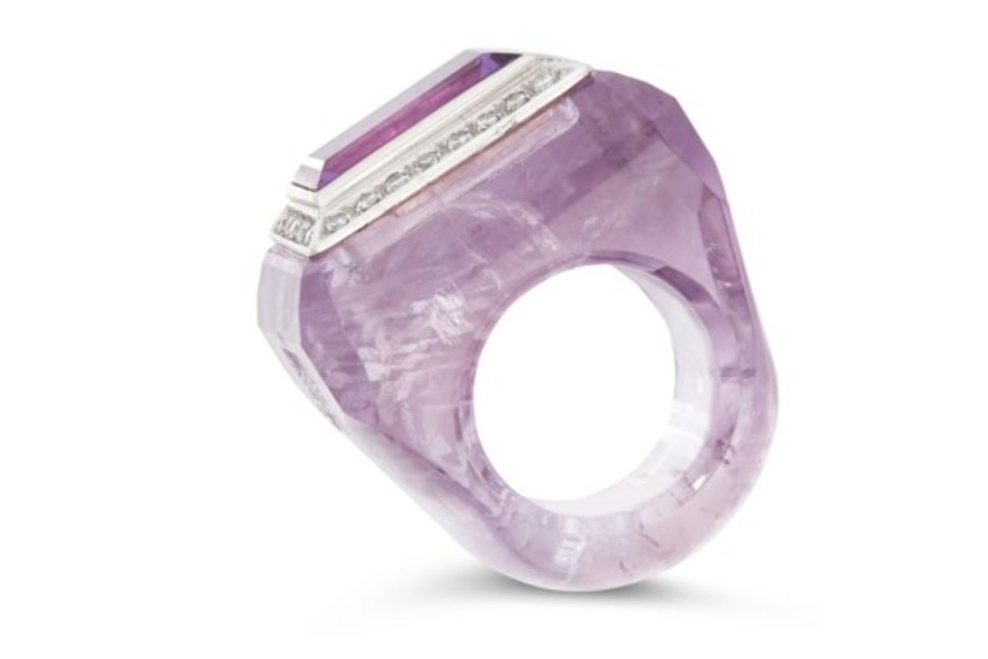 AN AMETHYST AND DIAMOND DRESS RING comprising of a polished amethyst shank set with a central step - Bild 2 aus 2