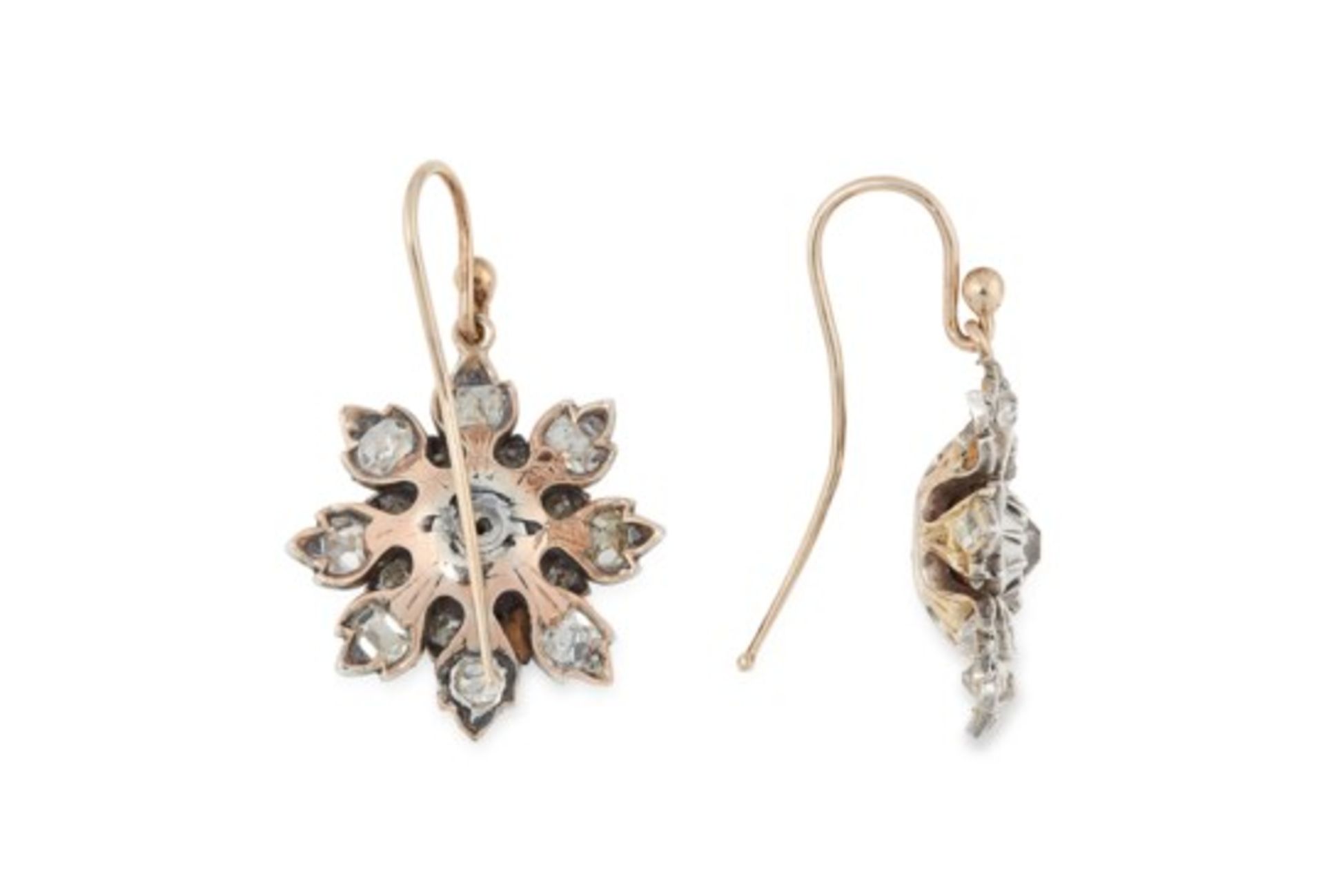 A PAIR OF ANTIQUE DIAMOND FLOWER EARRINGS in yellow gold, depicting a flower head set with old cut - Bild 2 aus 2