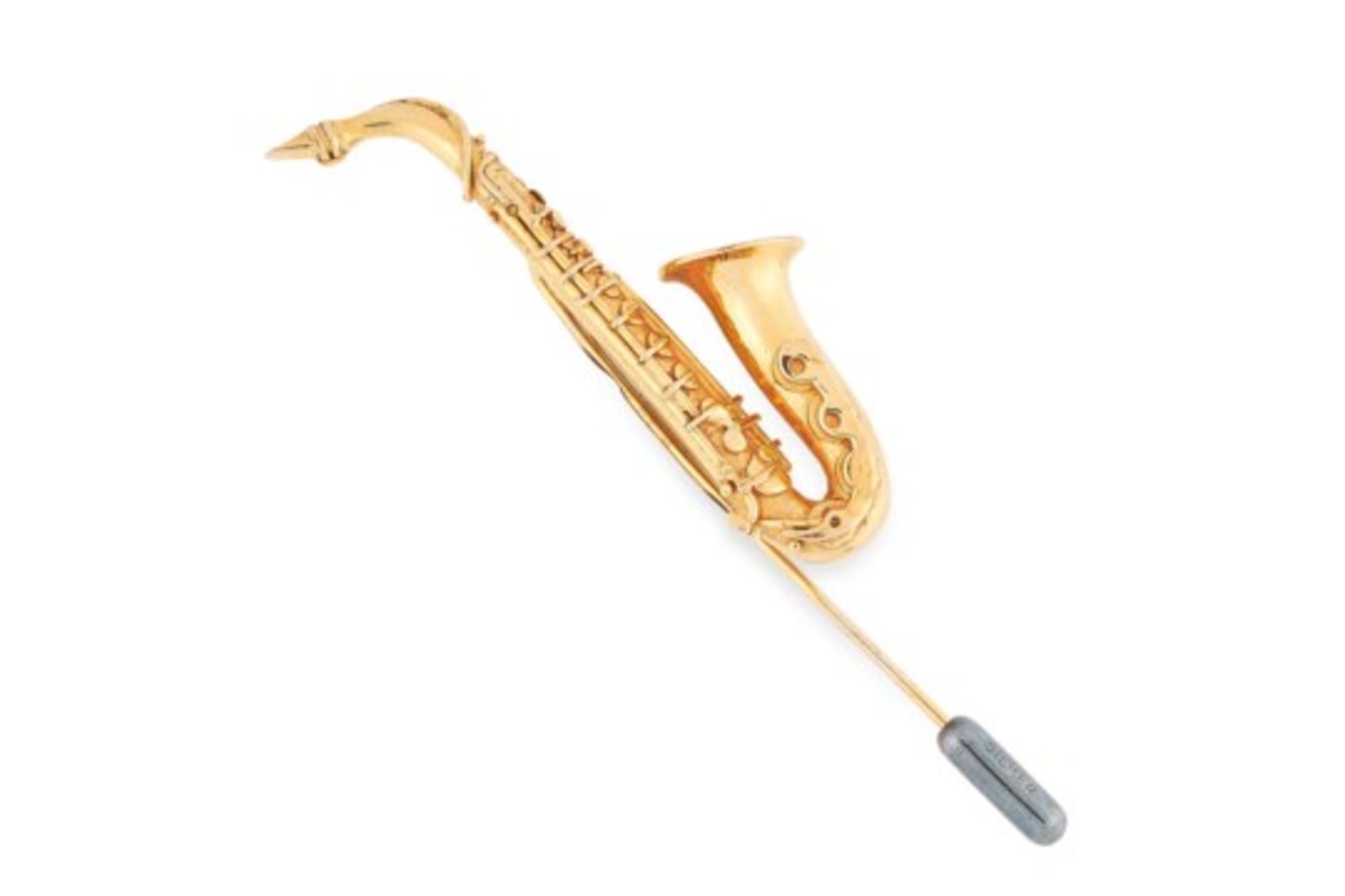 A SAXOPHONE PIN BROOCH in 9ct yellow gold, in the form of a saxophone, British hallmarks, 7cm / 2.