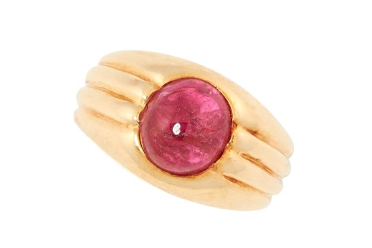 A RUBY RING, RENE BOIVIN CIRCA 1950 in 18ct yellow gold, set with a cabochon ruby on a reeded shank,