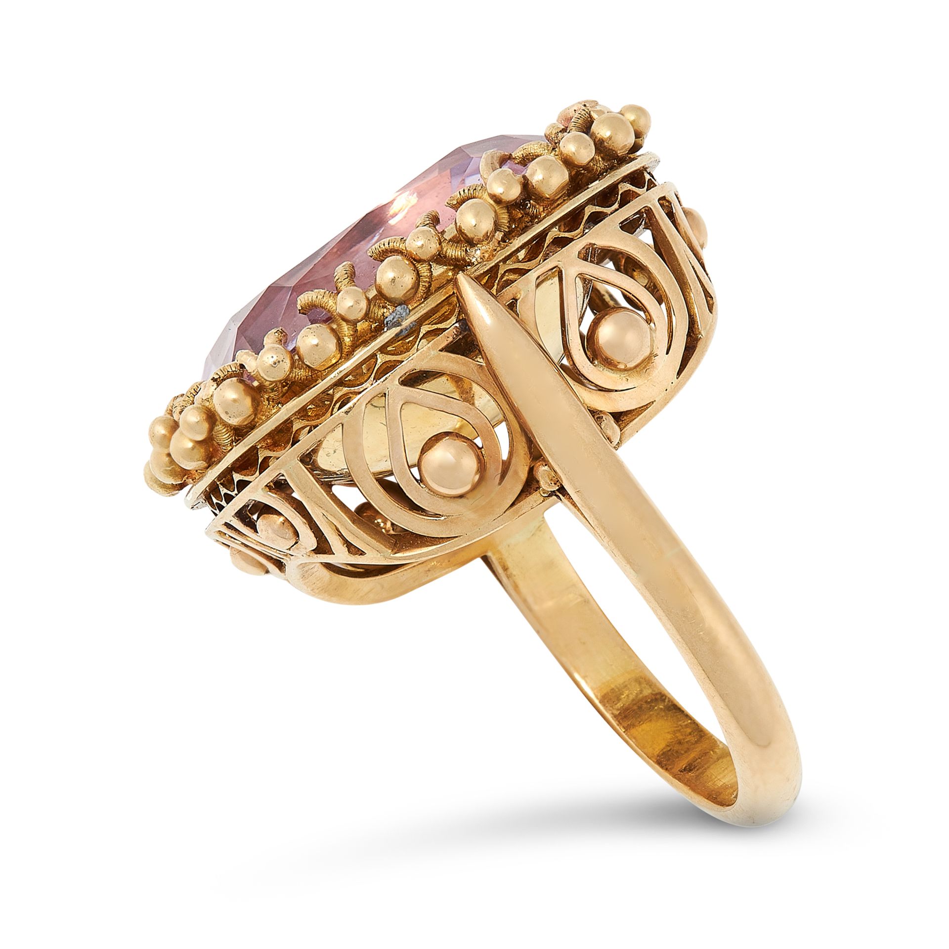 AN ANTIQUE PINK TOPAZ RING in 18ct yellow gold, set with a cushion cut pink topaz of 20.25 carats - Bild 2 aus 2