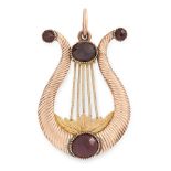 AN ANTIQUE GARNET LYRE PENDANT in yellow gold, designed as a lyre, the textured body jewelled with