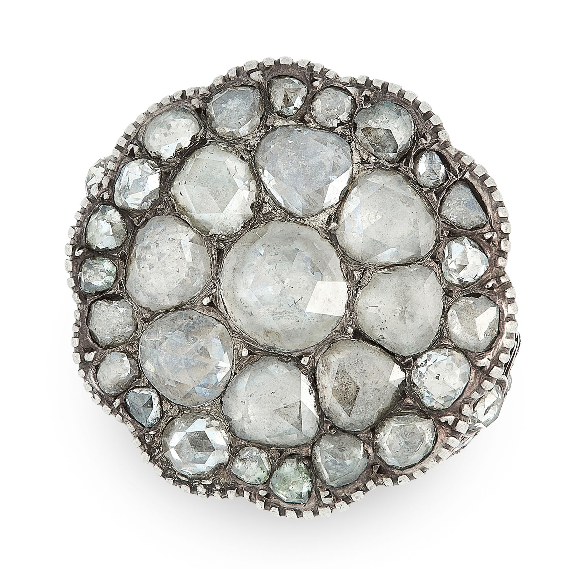 AN ANTIQUE DIAMOND CLUSTER RING, 19TH CENTURY in yellow gold and silver, the scalloped circular face