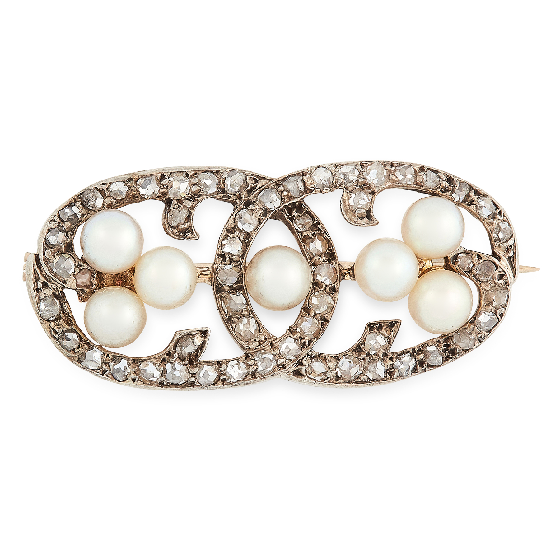 AN ANTIQUE PEARL AND DIAMOND BROOCH in yellow gold and silver, designed as two overlapping ovals,