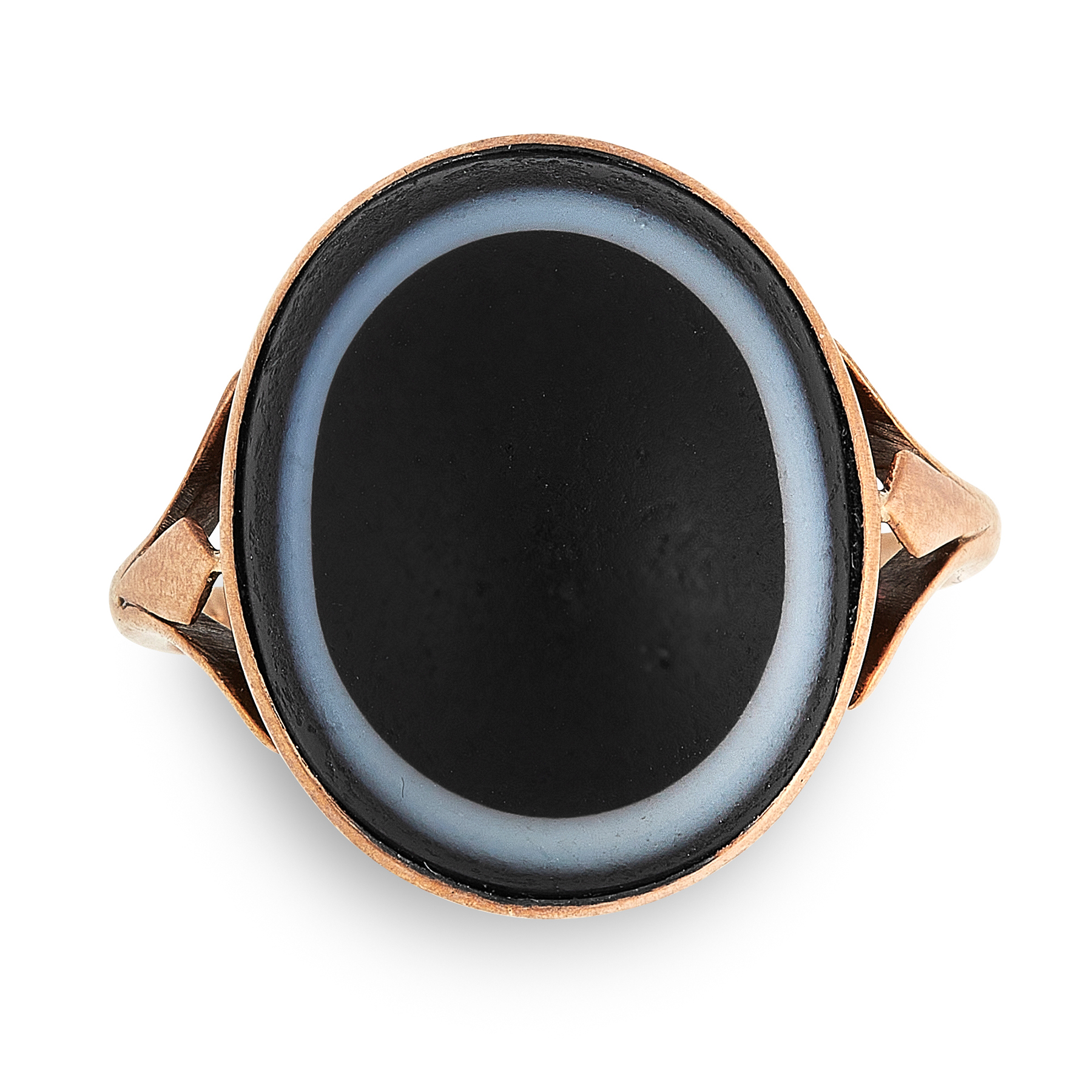 AN ANTIQUE BANDED AGATE RING in yellow gold, the bifurcated shank set with an oval banded agate