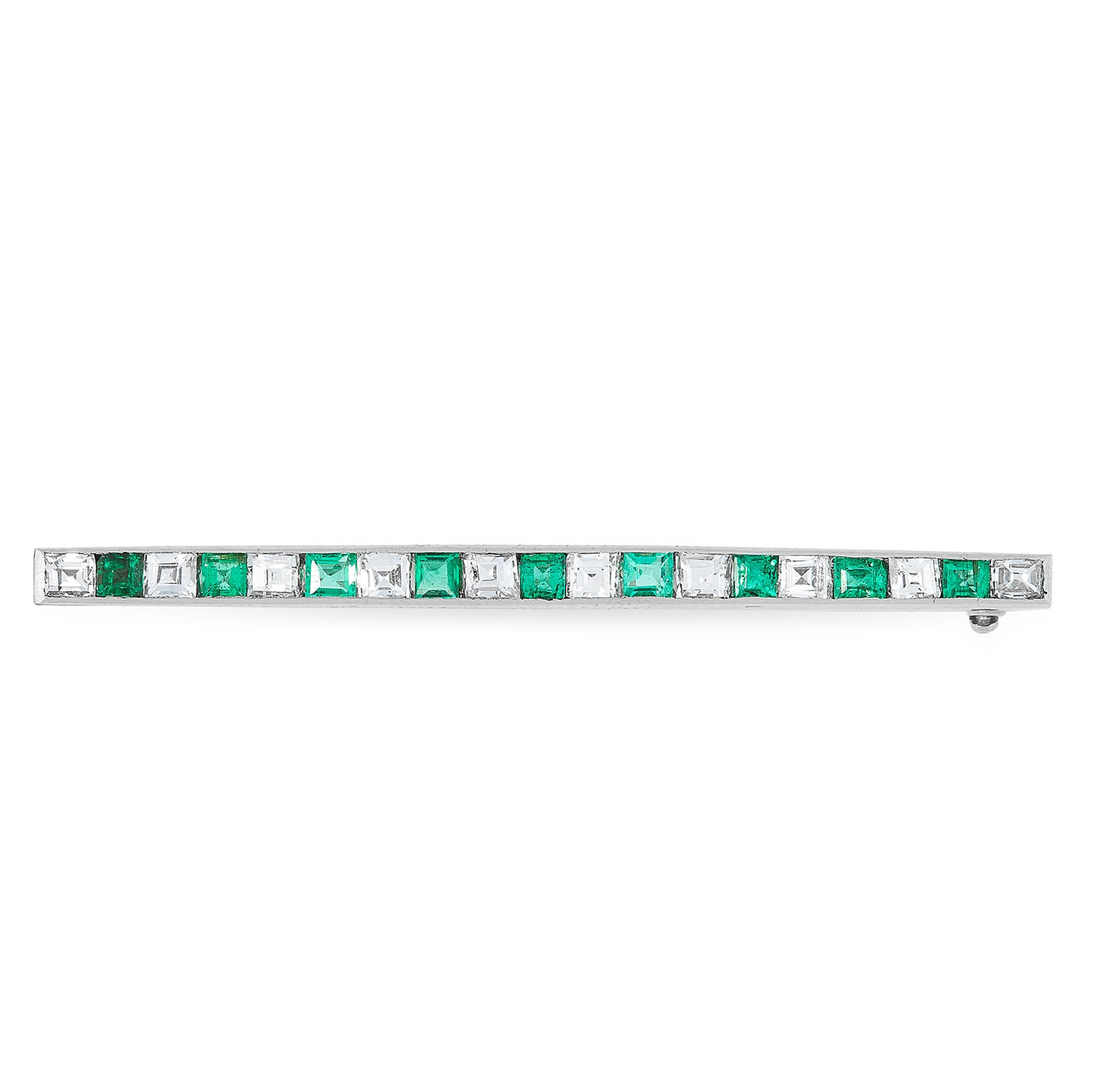 AN EMERALD AND DIAMOND BAR BROOCH, EARLY 20TH CENTURY comprising a single row of alternating step