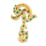 AN ANTIQUE EMERALD BROOCH, 19TH CENTURY in yellow gold, of foliate scroll design, the articulated
