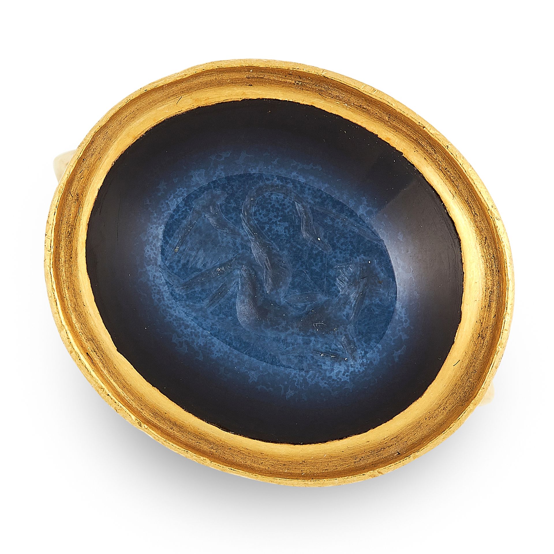 A ROMAN NICOLO INTAGLIO RING in high carat yellow gold, the oval carved intaglio depicting Leda