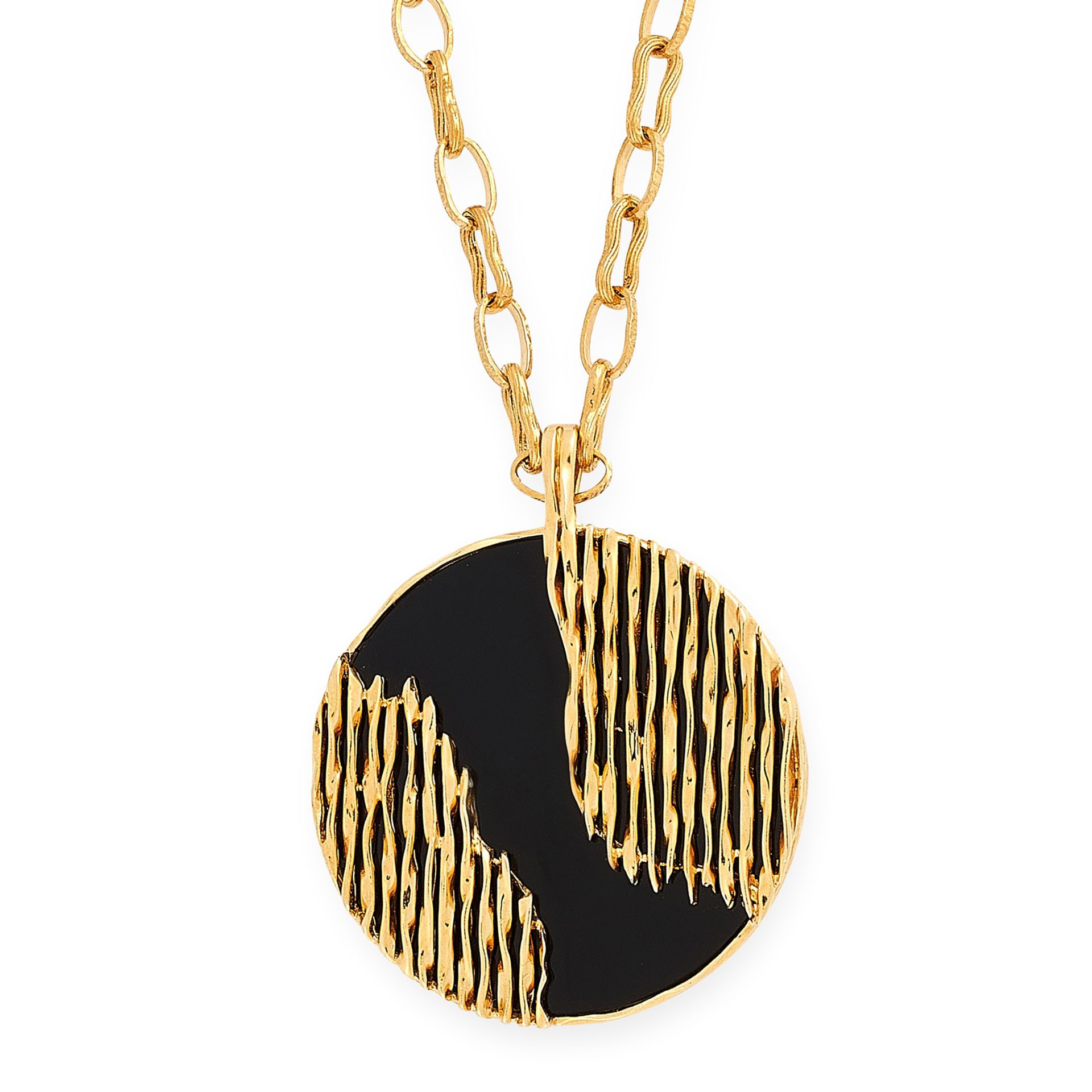 A VINTAGE ONYX PENDANT AND CHAIN, KUTCHINSKY 1972 in 18ct yellow gold, the pendant designed as a