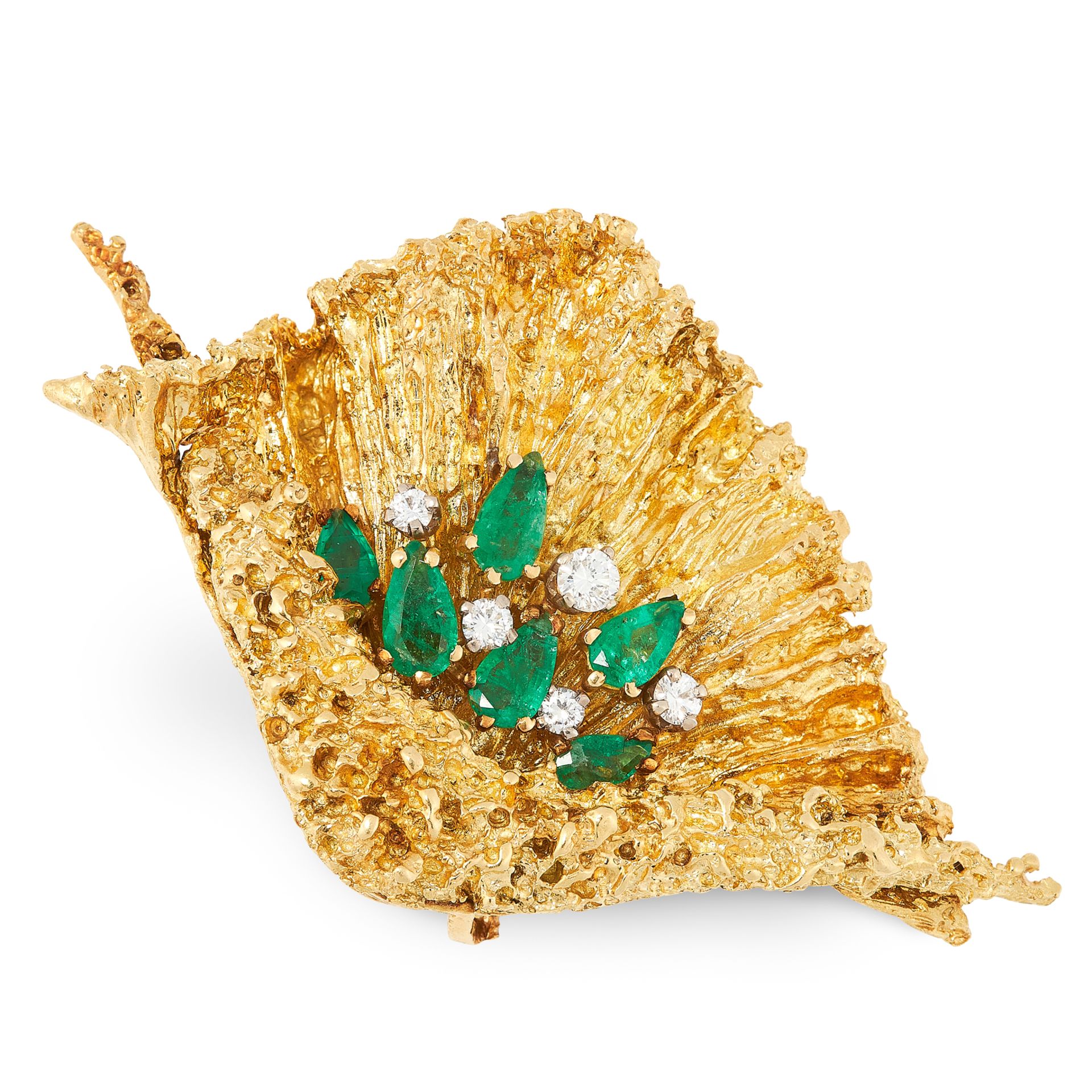 A VINTAGE EMERALD AND DIAMOND BROOCH in high carat yellow gold, in the manner of Andrew Grima, the